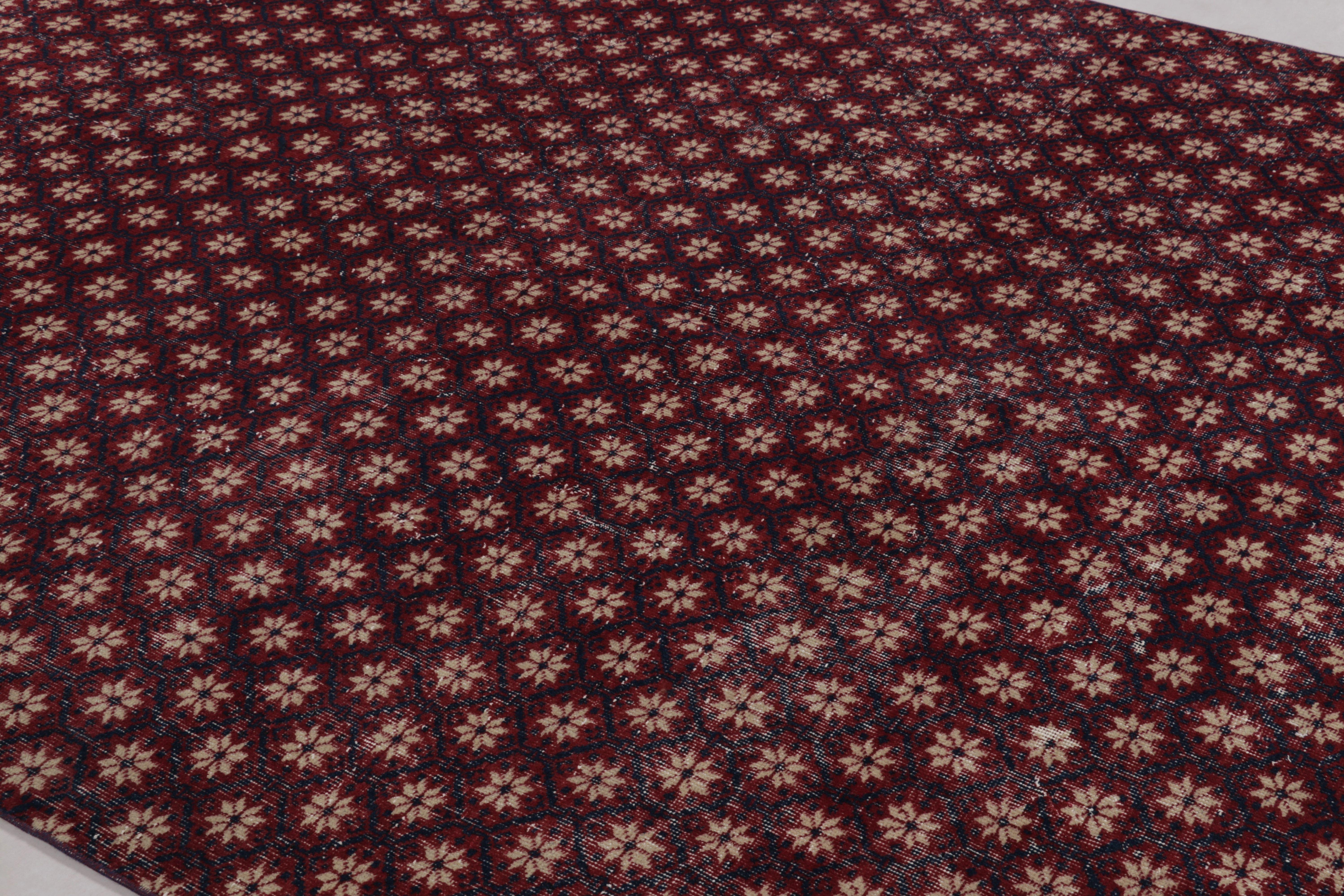 Tappeto turco vintage con motivo floreale in rosso - Rug & Kilim In condizioni buone in vendita a Long Island City, NY
