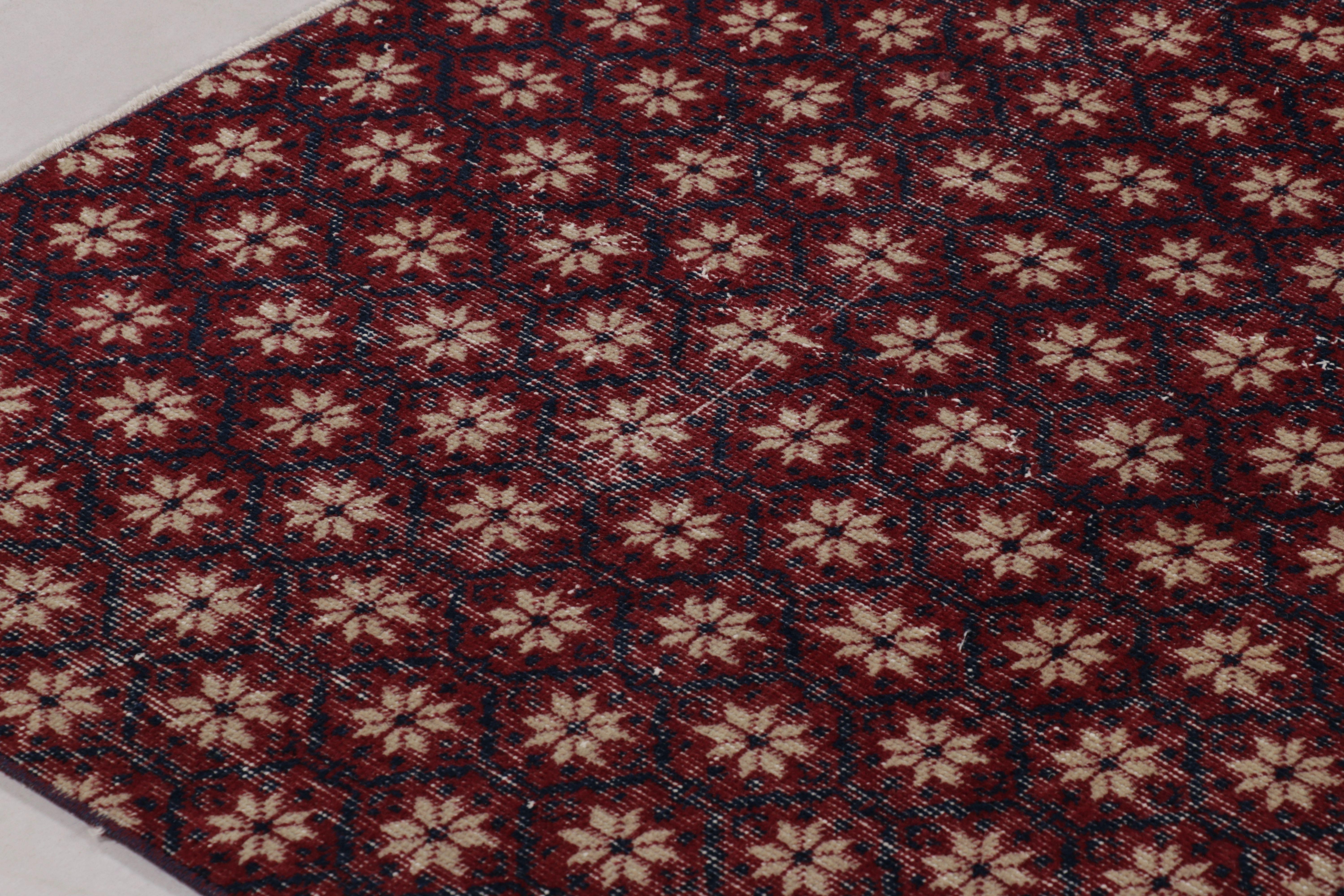 Metà XX secolo Tappeto turco vintage con motivo floreale in rosso - Rug & Kilim in vendita
