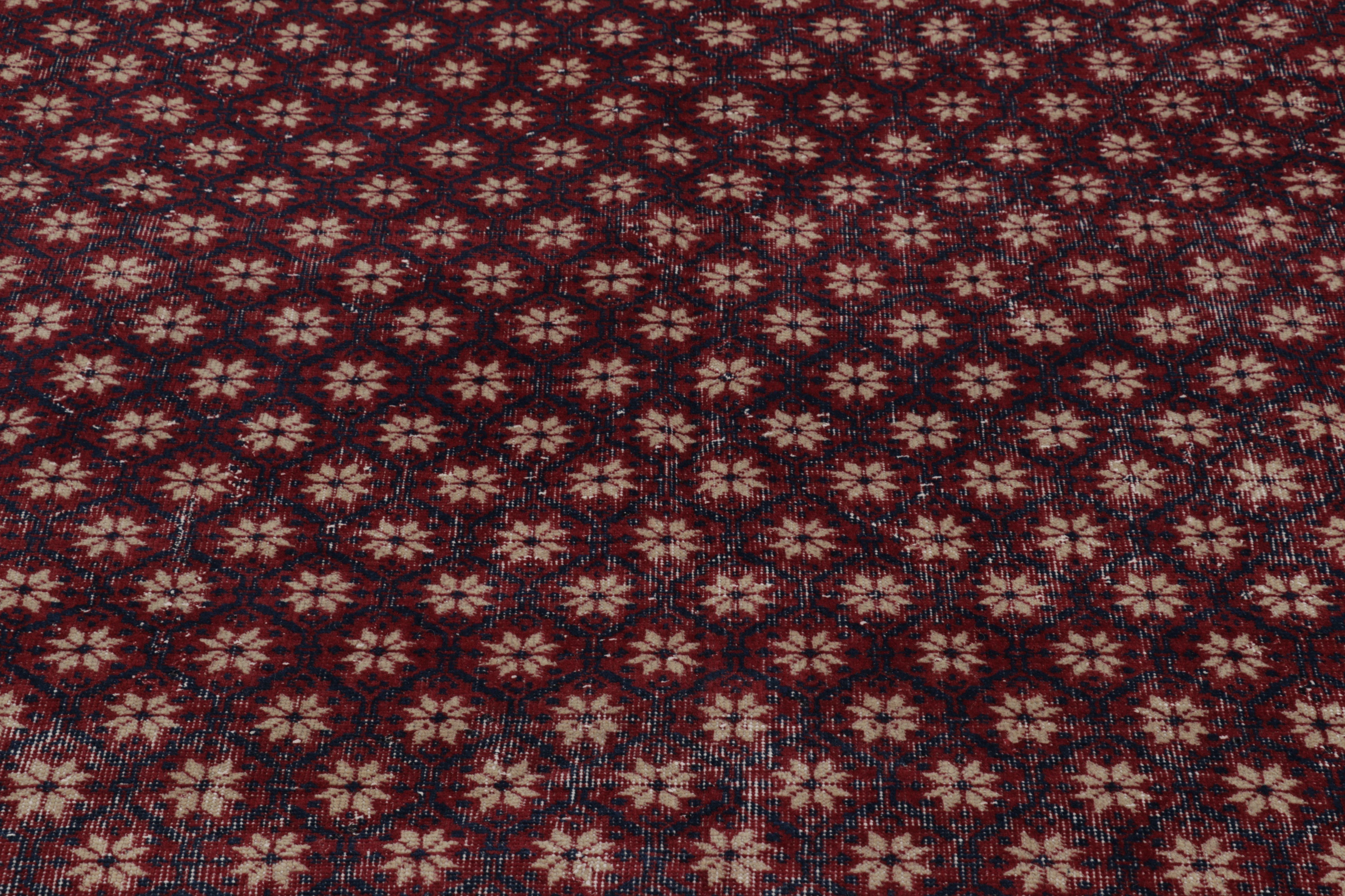 Lana Tappeto turco vintage con motivo floreale in rosso - Rug & Kilim in vendita