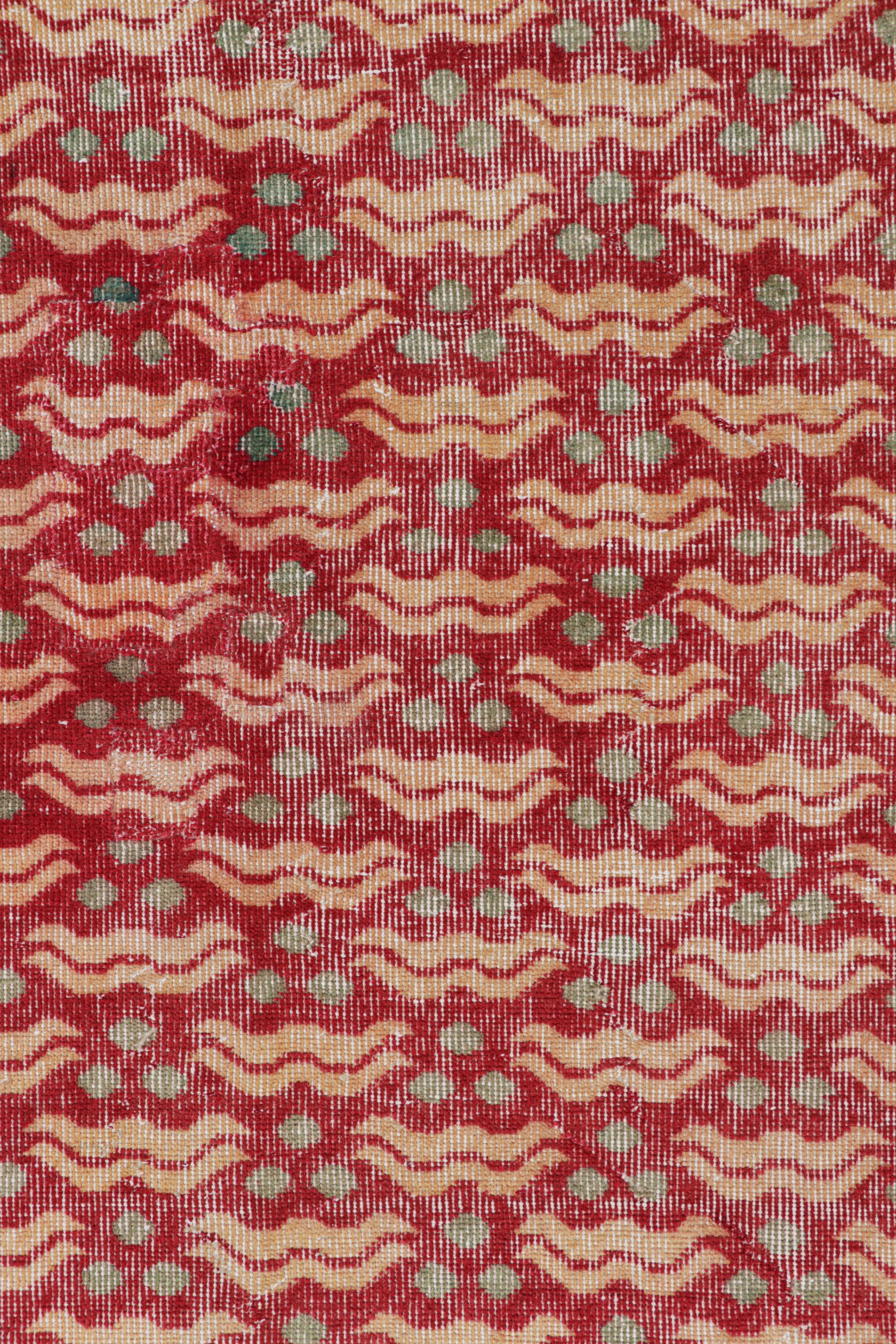 Türkischer Distressed-Teppich in Rot mit geometrischen Mustern, von Rug & Kilim (Handgeknüpft) im Angebot