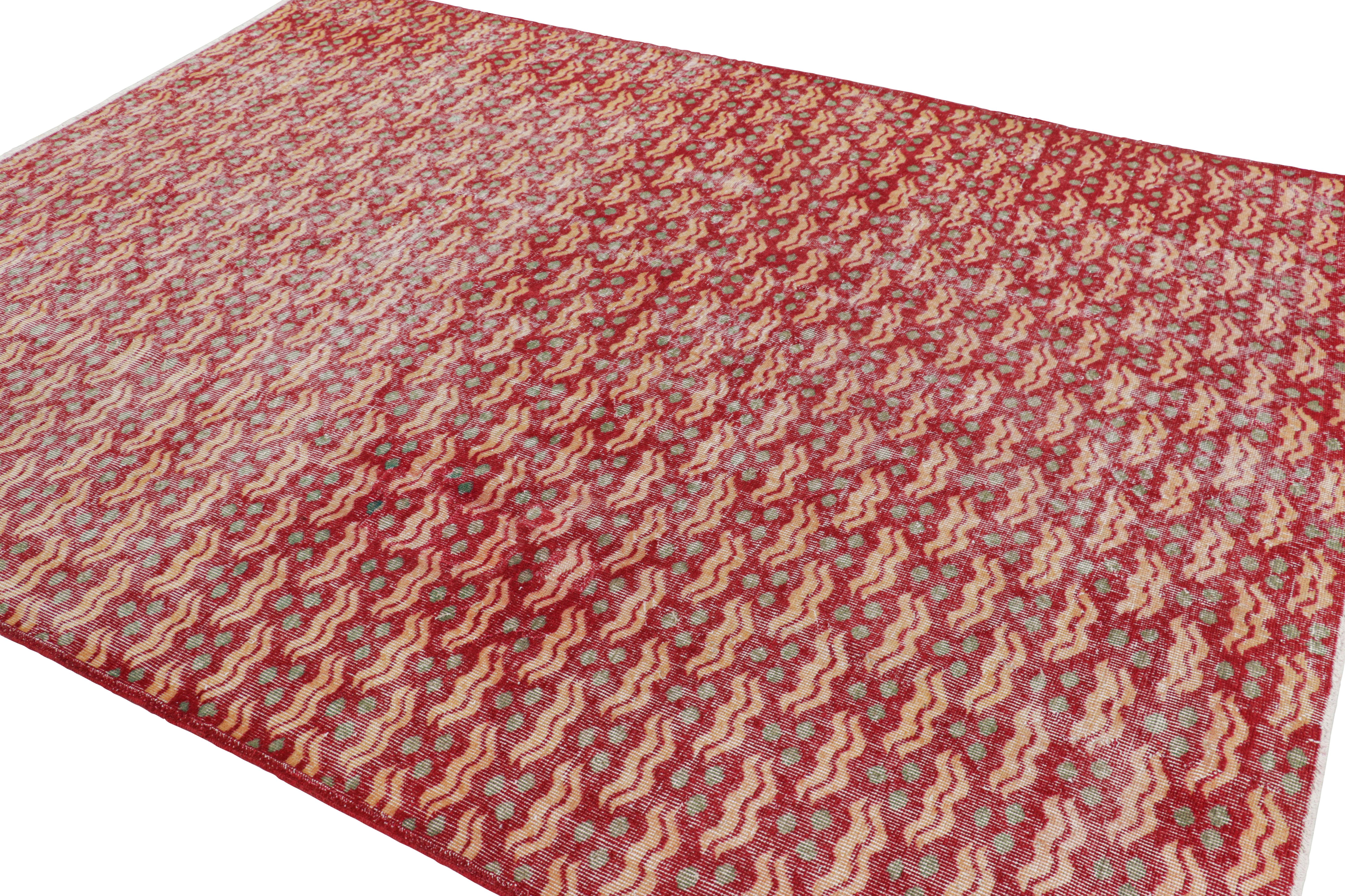 Türkischer Distressed-Teppich in Rot mit geometrischen Mustern, von Rug & Kilim im Zustand „Gut“ im Angebot in Long Island City, NY