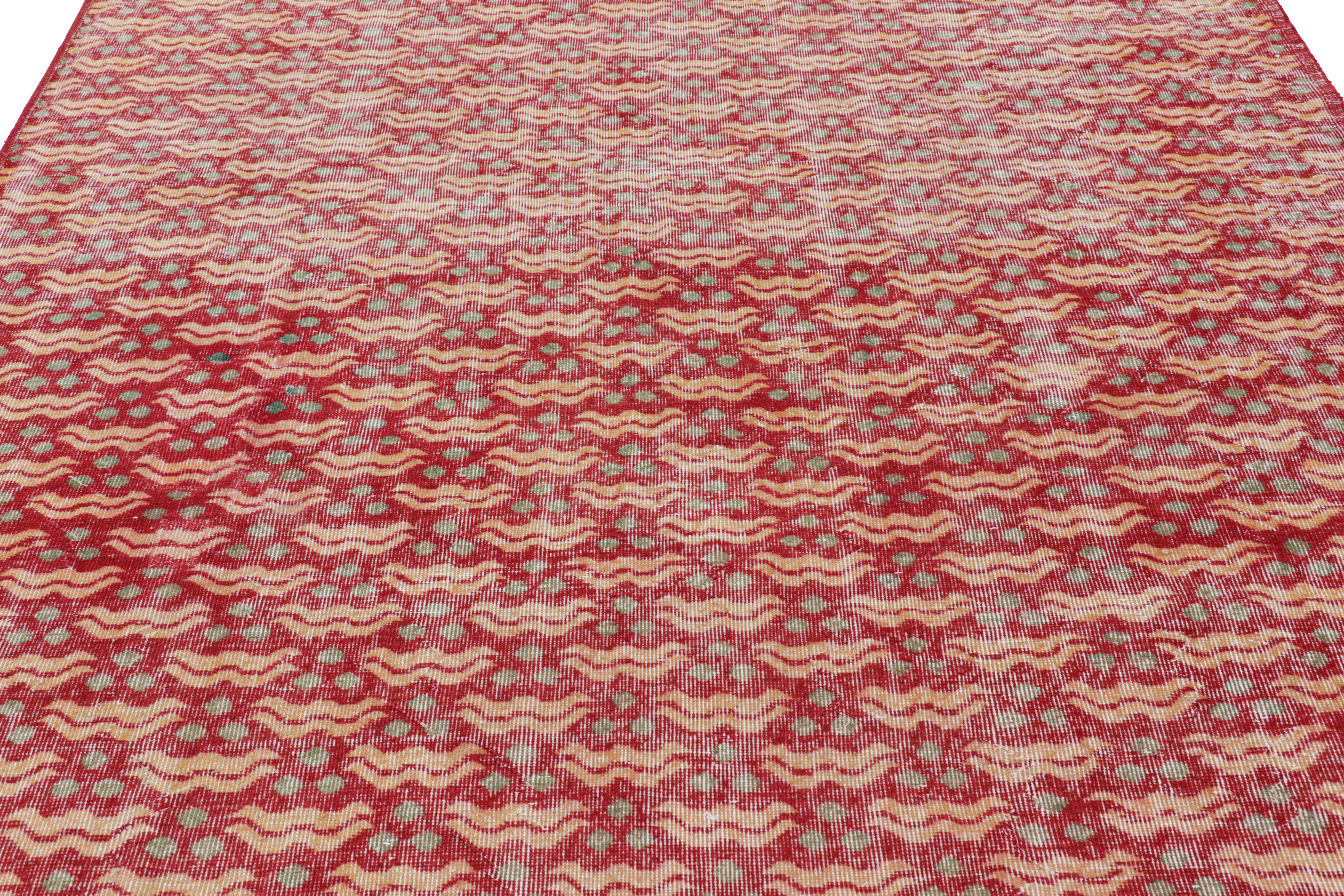 Türkischer Distressed-Teppich in Rot mit geometrischen Mustern, von Rug & Kilim (Mitte des 20. Jahrhunderts) im Angebot