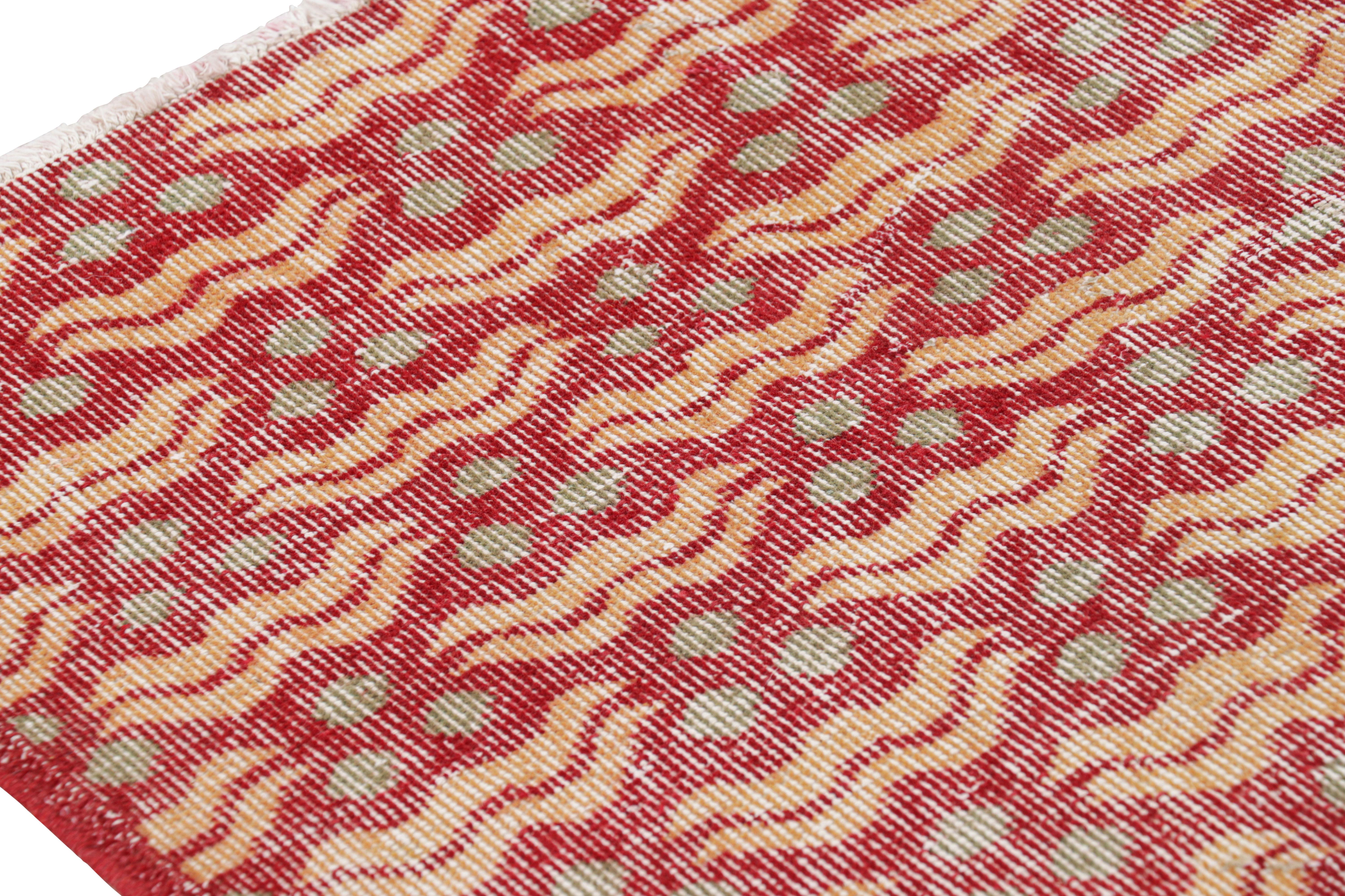 Türkischer Distressed-Teppich in Rot mit geometrischen Mustern, von Rug & Kilim (Wolle) im Angebot