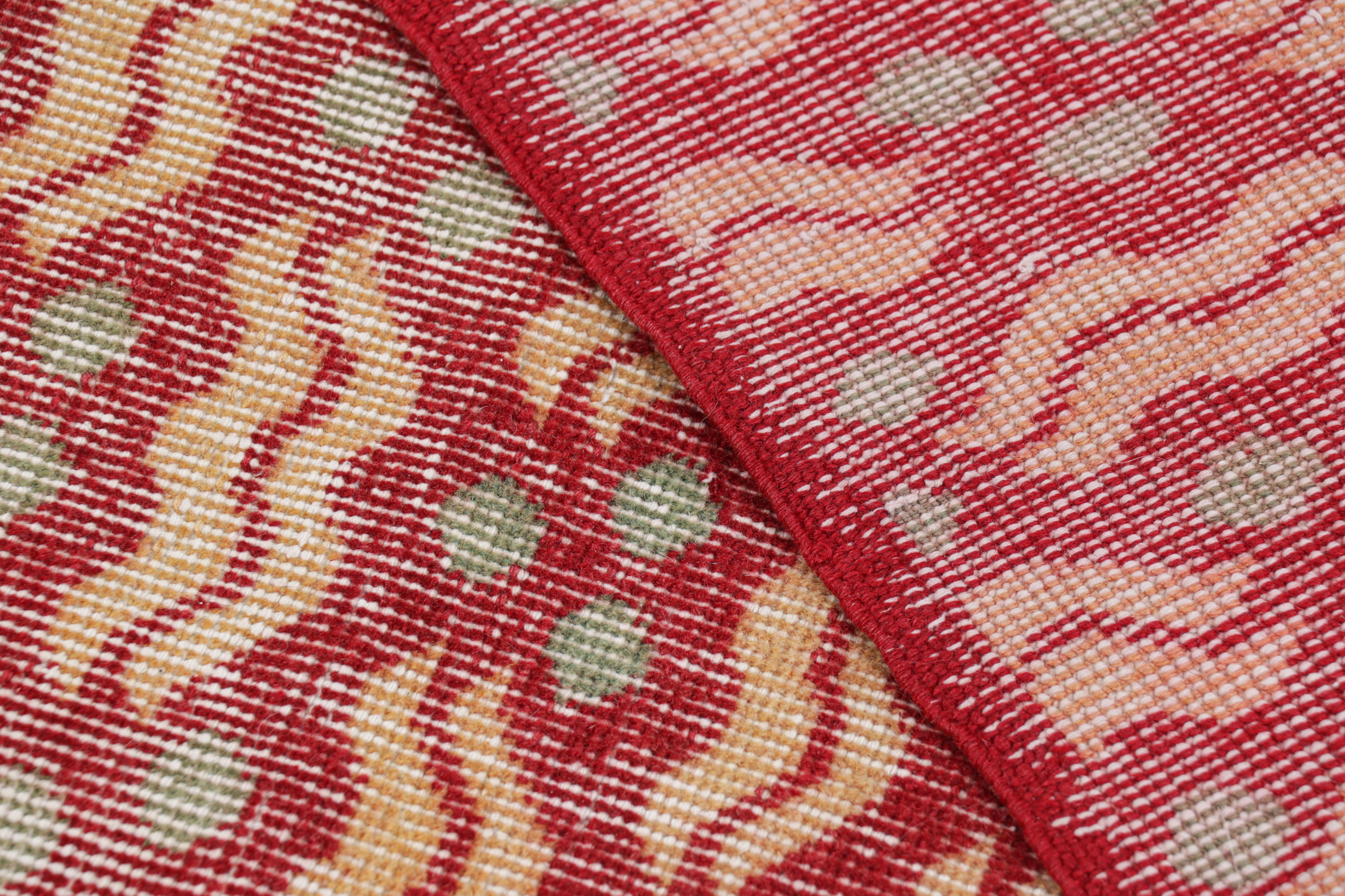 Türkischer Distressed-Teppich in Rot mit geometrischen Mustern, von Rug & Kilim im Angebot 1