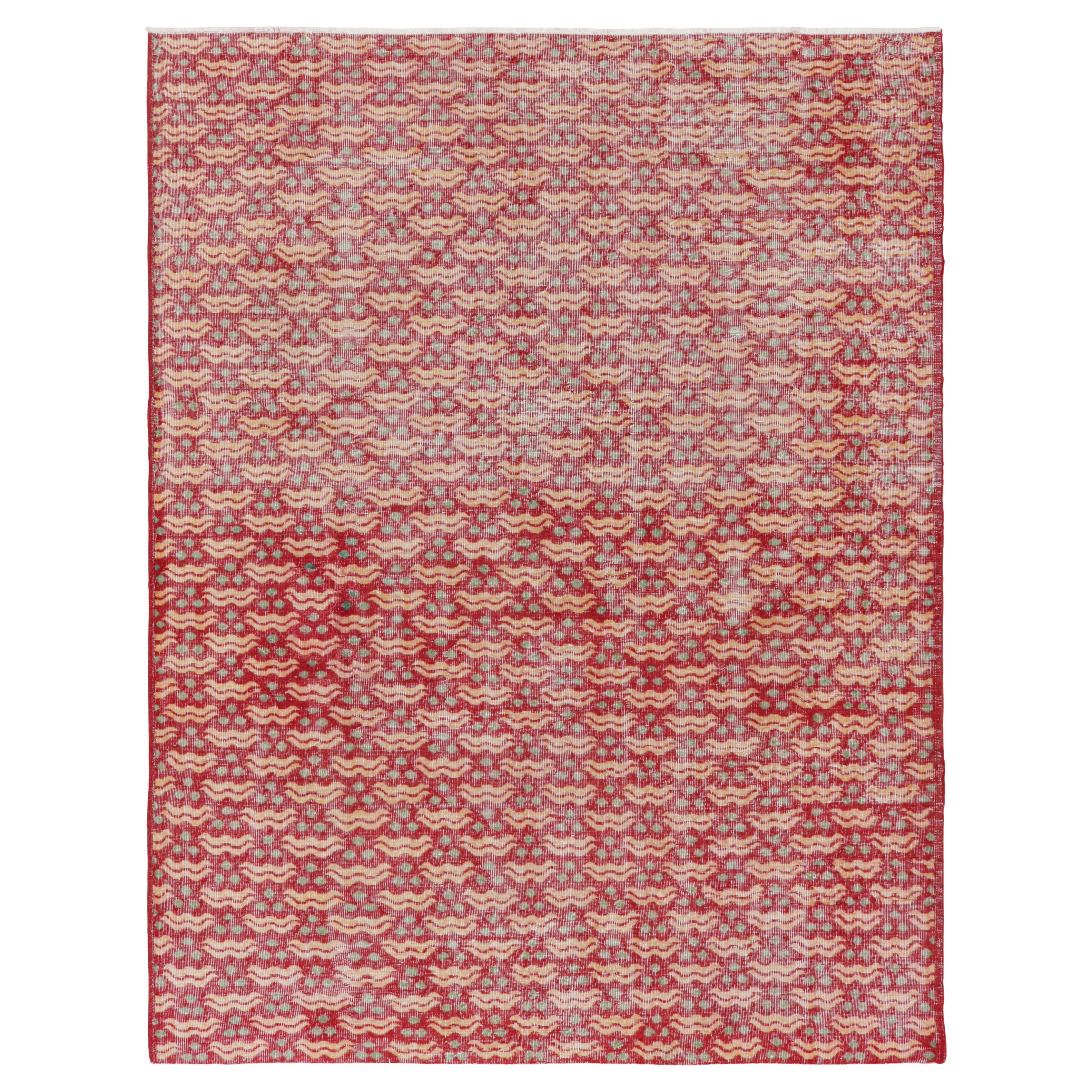 Alfombra turca vintage desgastada en rojo con motivos geométricos, de Rug & Kilim