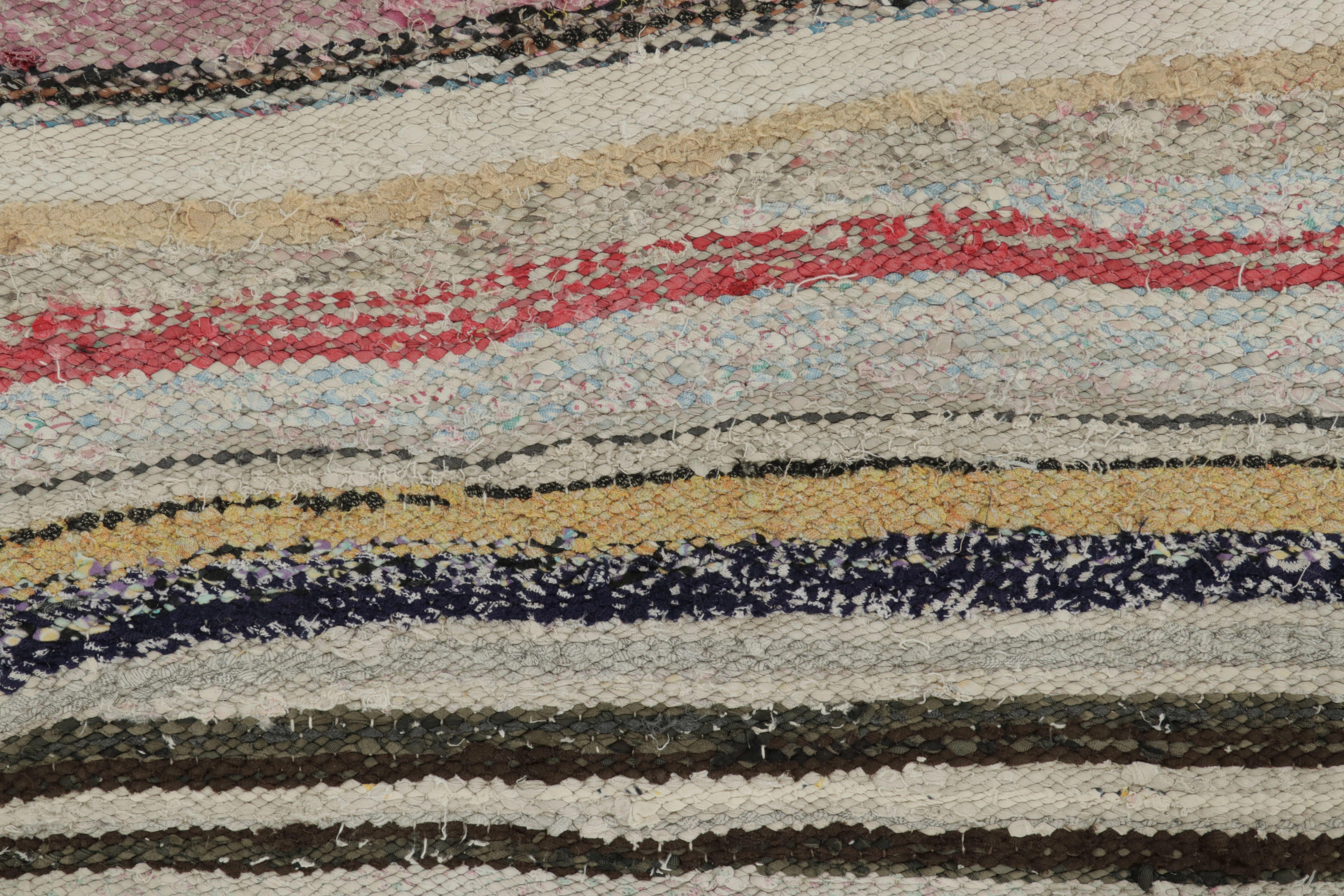 Vintage Turkish Distressed Rug, Lebendige Polychrome Geometrische Muster-Rug & Kilim (Kelim) im Angebot