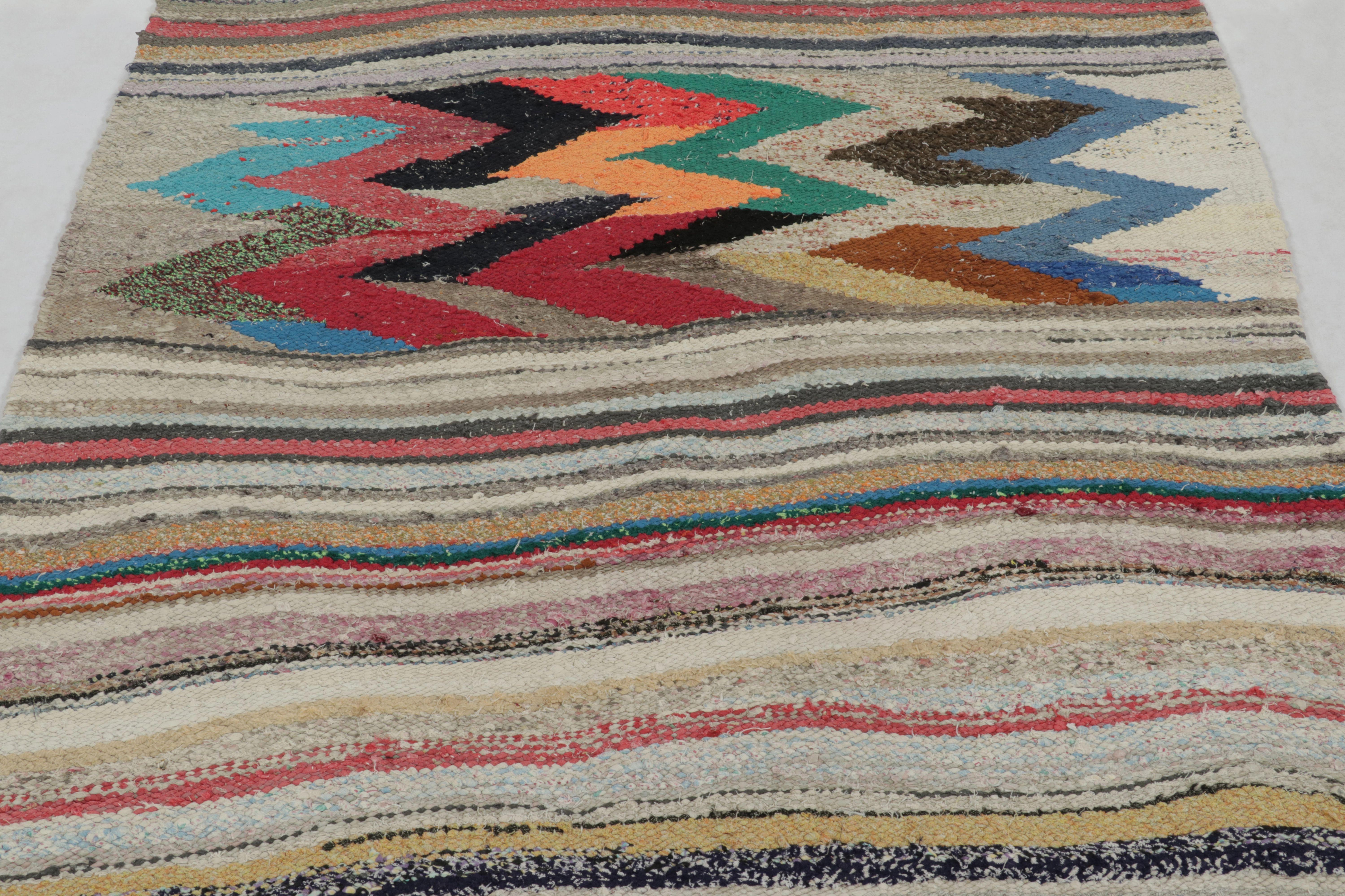 Vintage Turkish Distressed Rug, Lebendige Polychrome Geometrische Muster-Rug & Kilim (Handgewebt) im Angebot