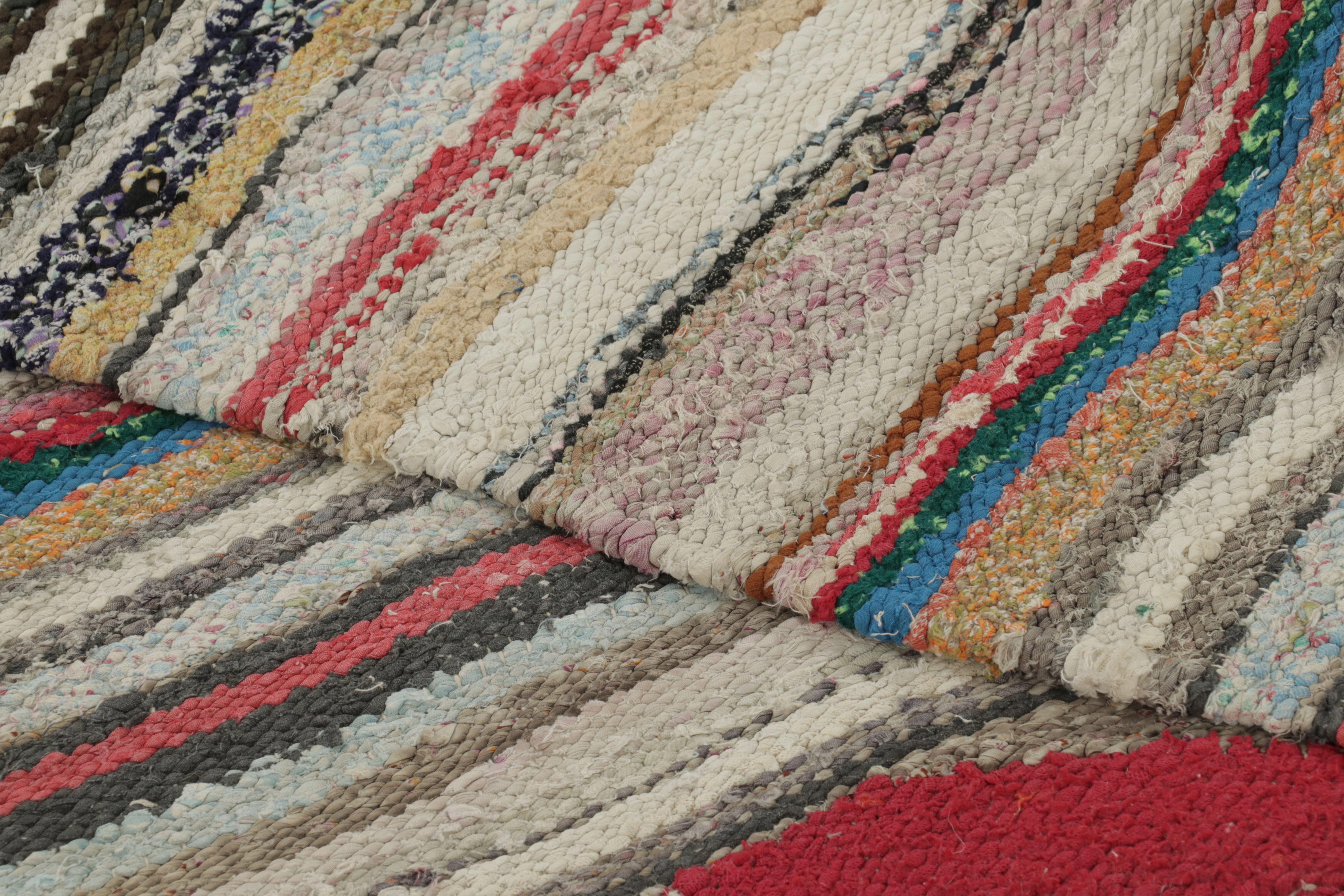 Vintage Turkish Distressed Rug, Lebendige Polychrome Geometrische Muster-Rug & Kilim im Zustand „Gut“ im Angebot in Long Island City, NY