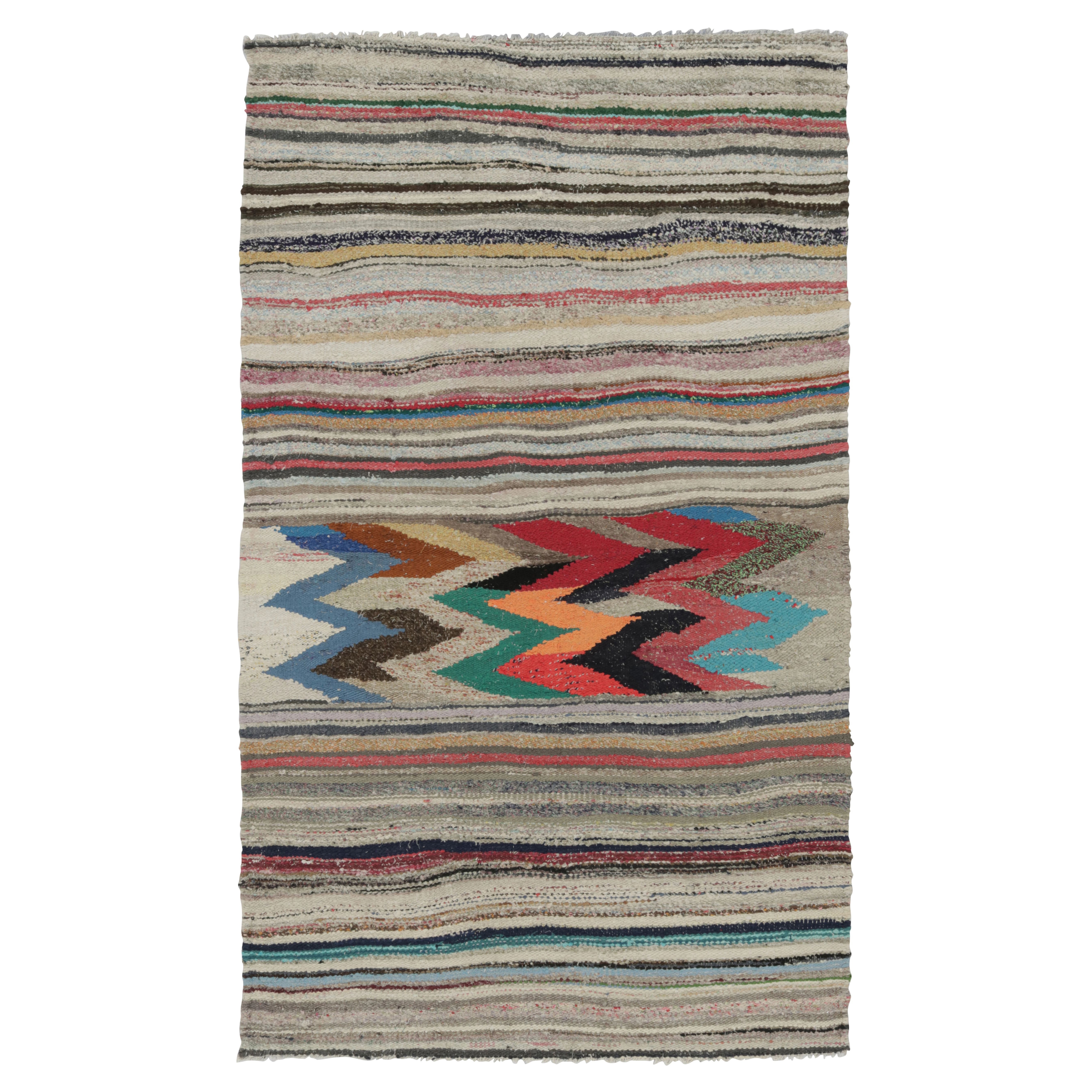 Vintage Turkish Distressed Rug, Lebendige Polychrome Geometrische Muster-Rug 
Kilim