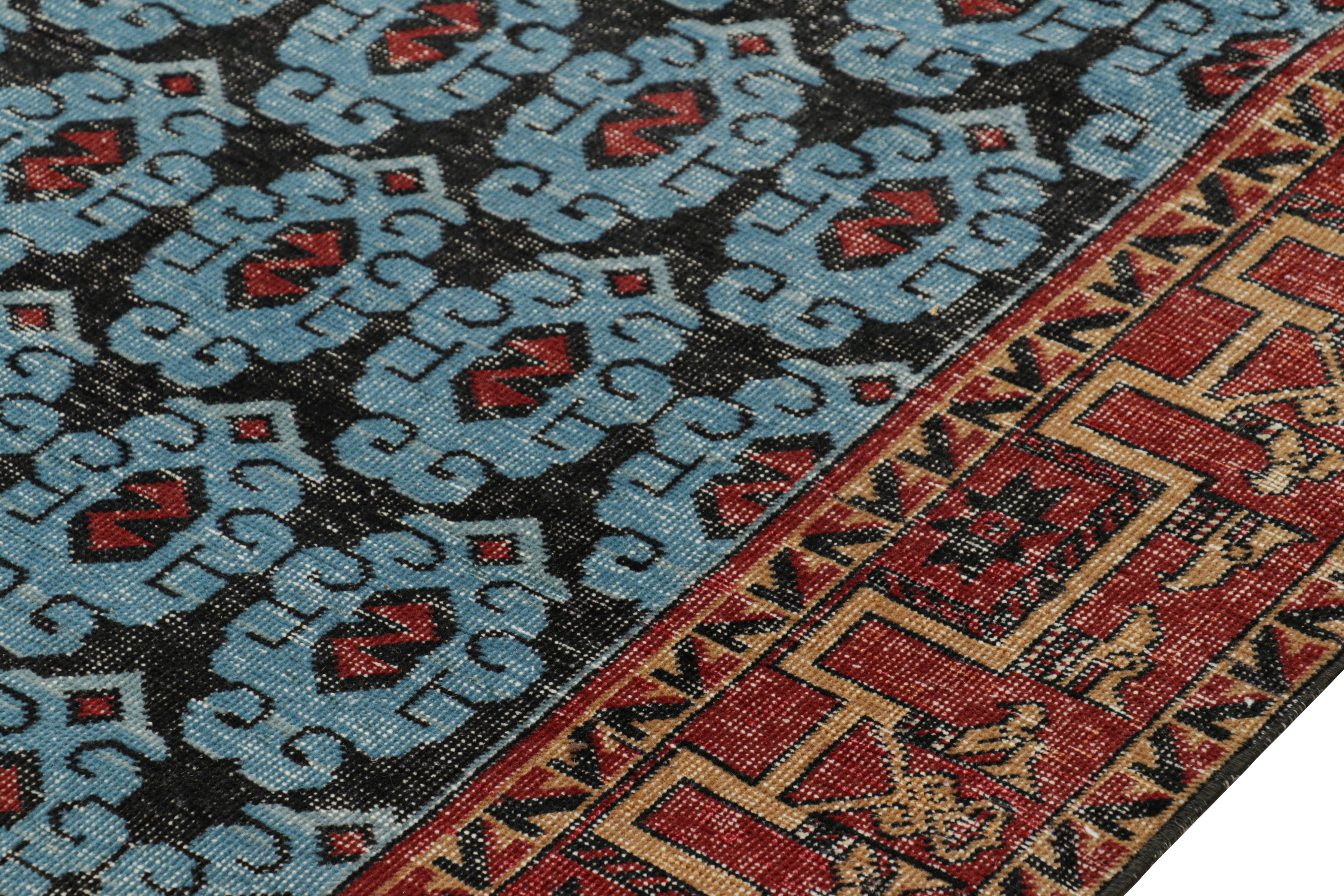 Türkischer Distressed-Teppich mit blauen geometrischen Mustern, von Rug & Kilim (Handgeknüpft) im Angebot