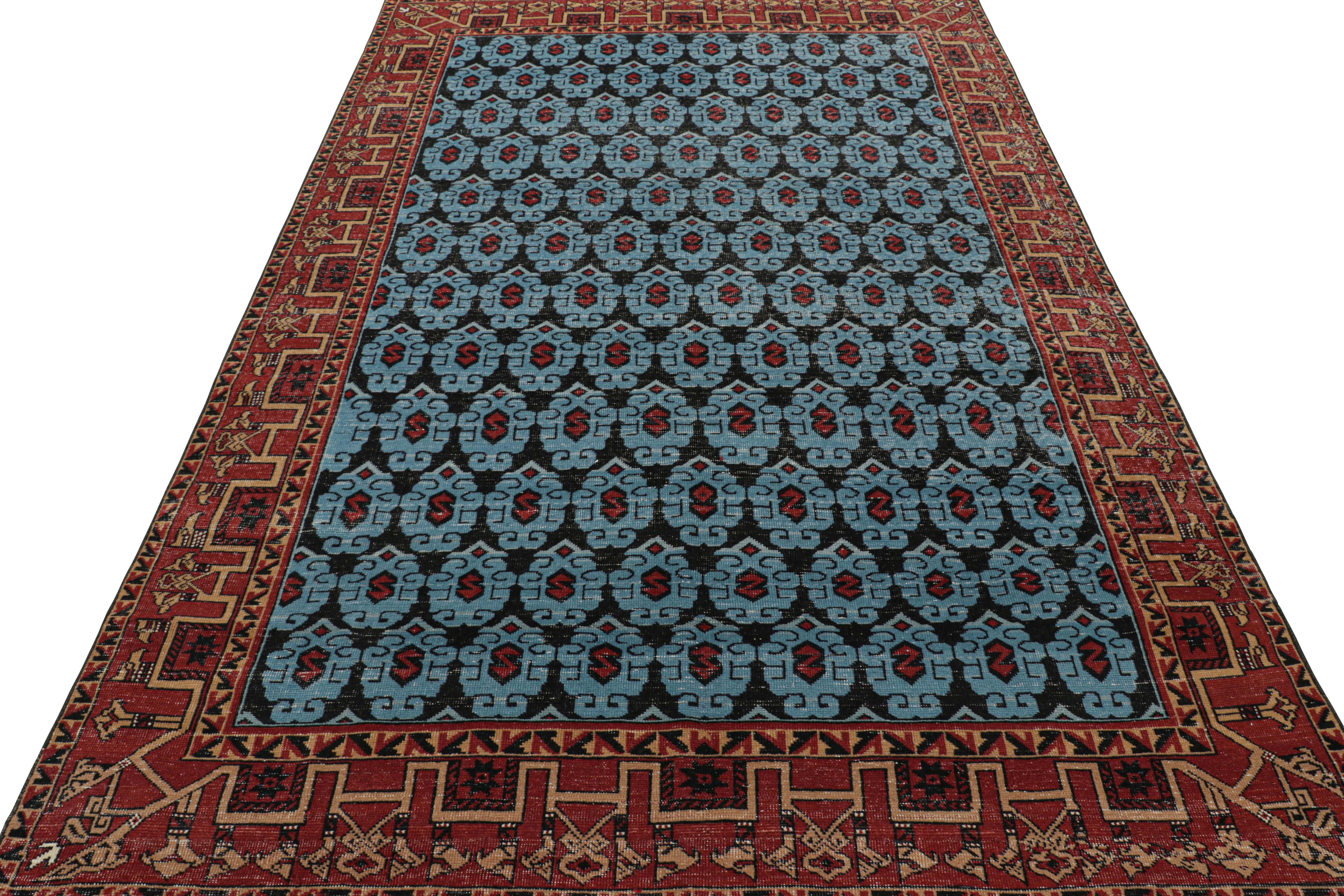 Türkischer Distressed-Teppich mit blauen geometrischen Mustern, von Rug & Kilim im Zustand „Gut“ im Angebot in Long Island City, NY