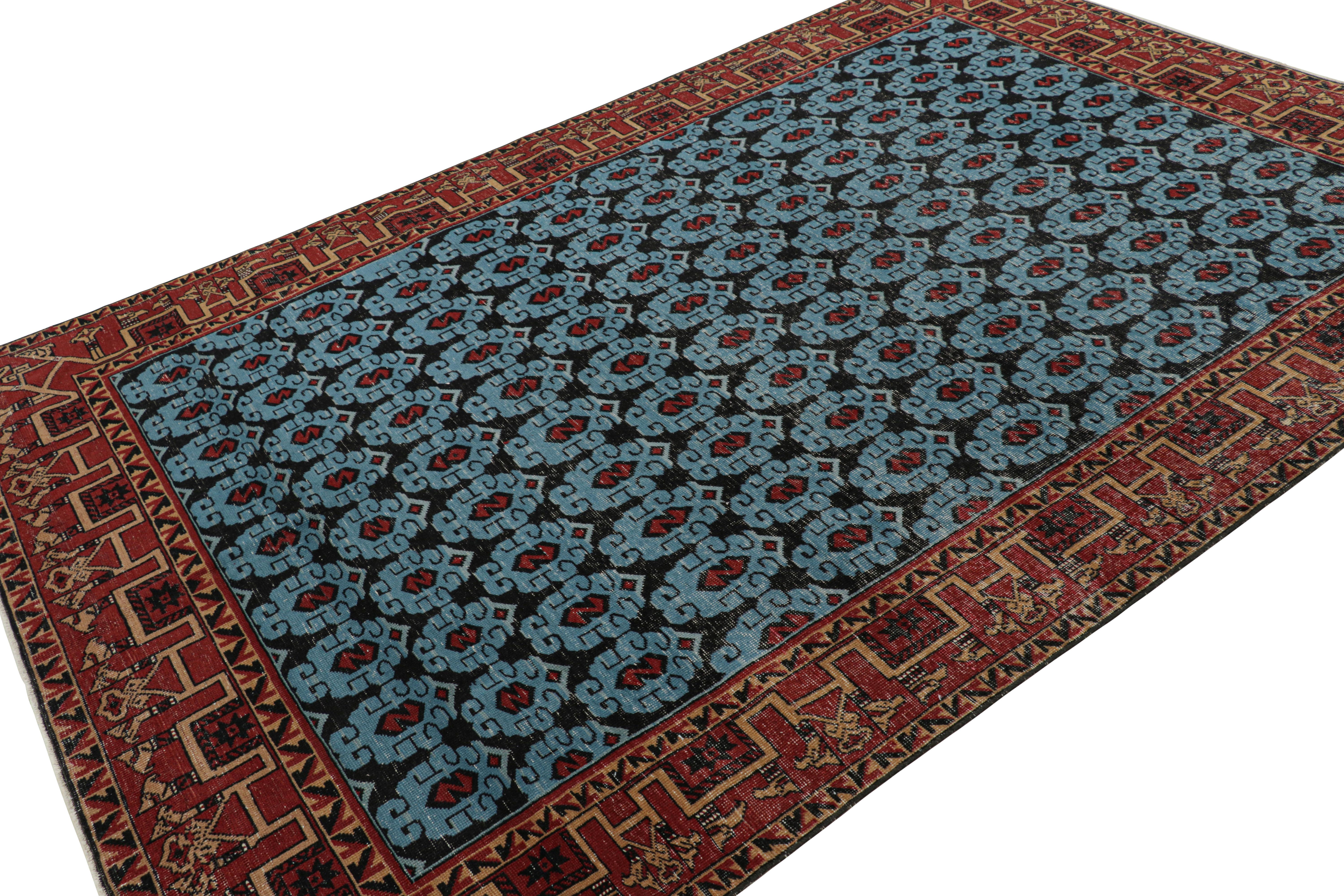 Türkischer Distressed-Teppich mit blauen geometrischen Mustern, von Rug & Kilim (Mitte des 20. Jahrhunderts) im Angebot