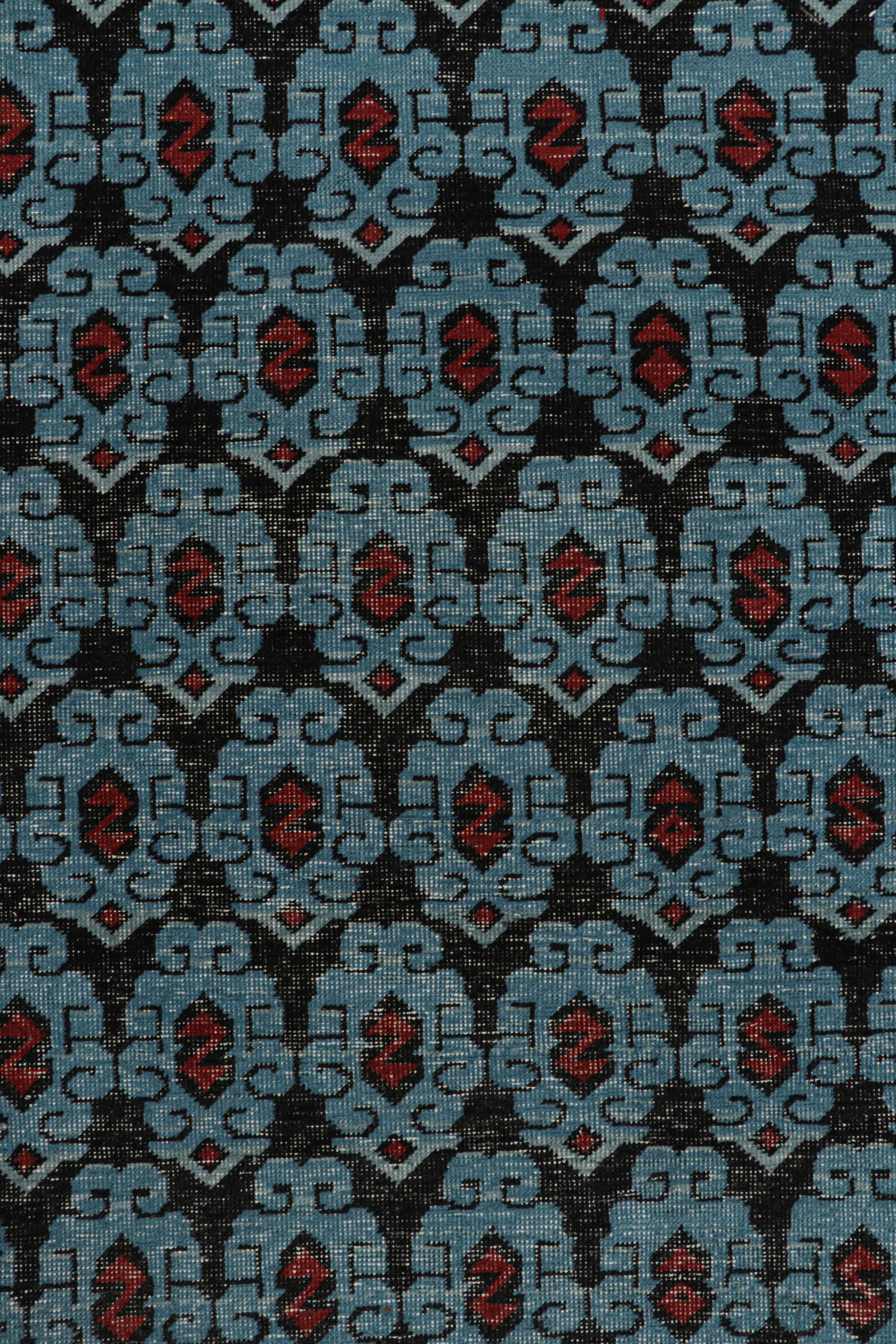Türkischer Distressed-Teppich mit blauen geometrischen Mustern, von Rug & Kilim (Wolle) im Angebot