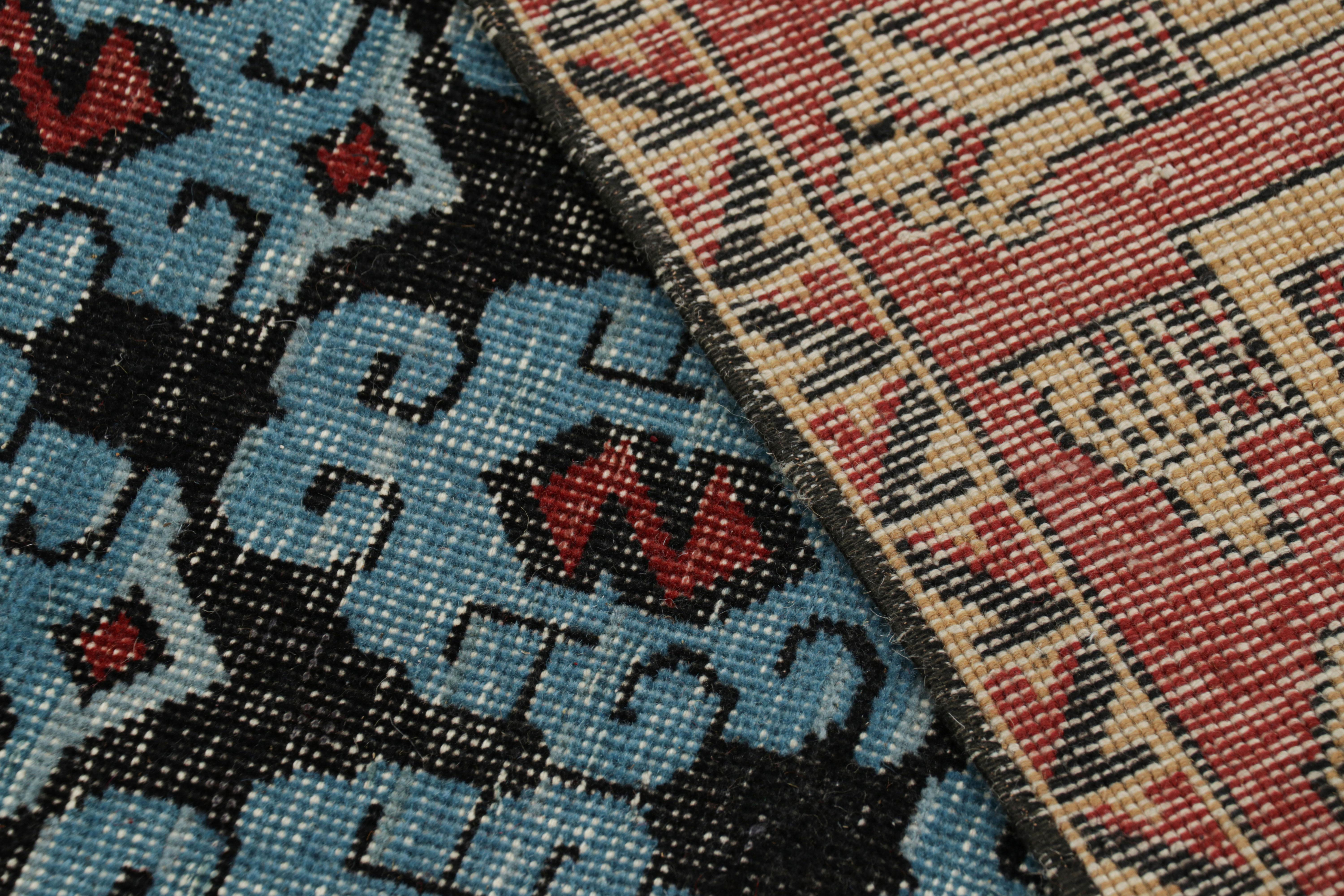Türkischer Distressed-Teppich mit blauen geometrischen Mustern, von Rug & Kilim im Angebot 1
