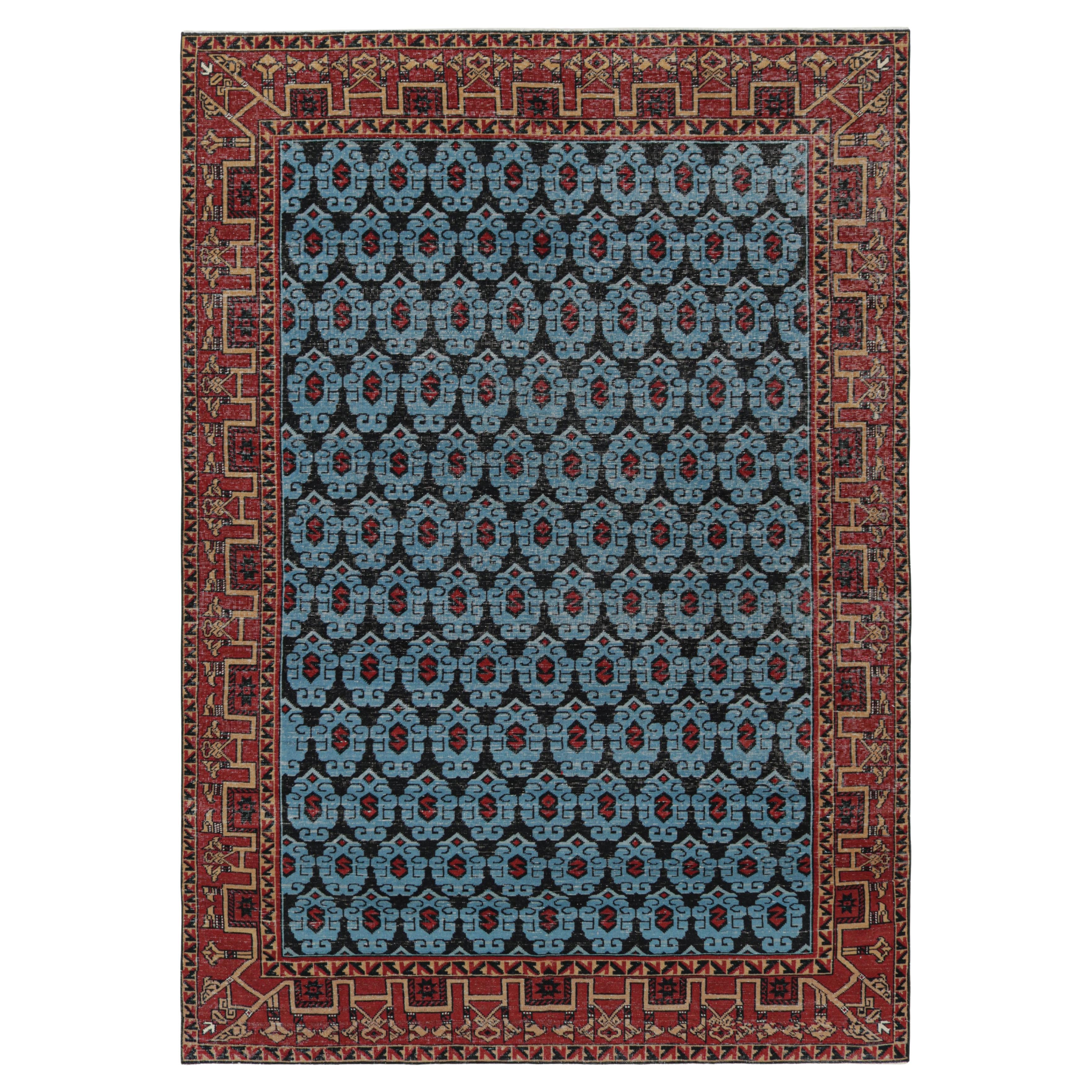 Türkischer Distressed-Teppich mit blauen geometrischen Mustern, von Rug & Kilim
