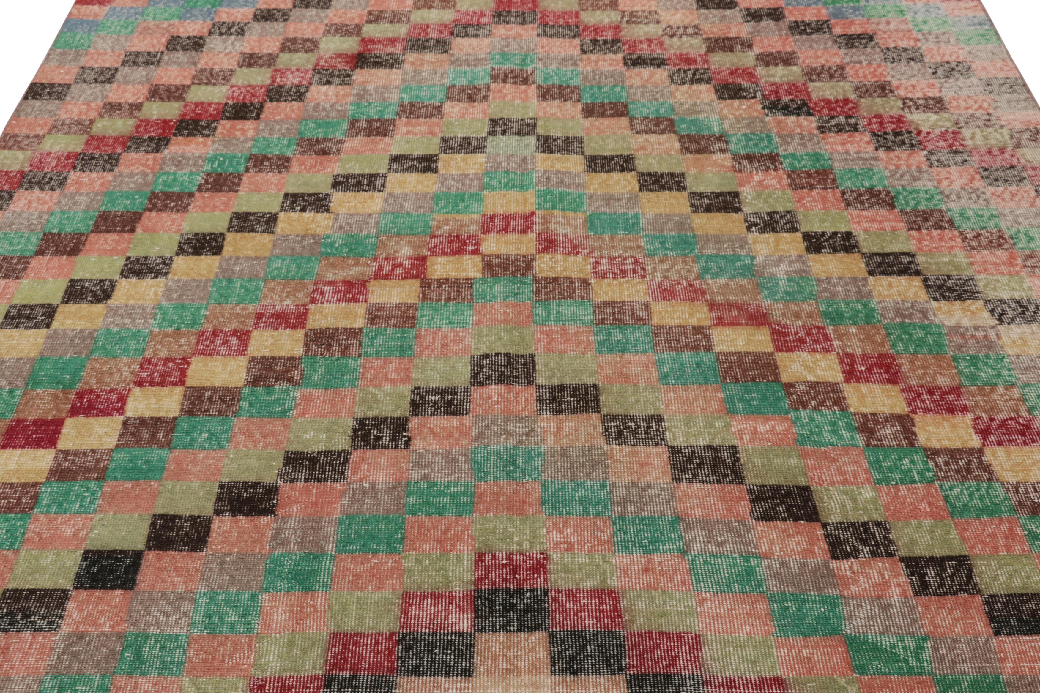 Dieser 7x8 große türkische Teppich aus handgeknüpfter Wolle (ca. 1950-1960) mit geometrischem Rautenmuster ist eine aufregende neue Ergänzung der Rug & Kilim'S Kollektion von eklektischen Teppichen aus der Mitte des Jahrhunderts.

Über das