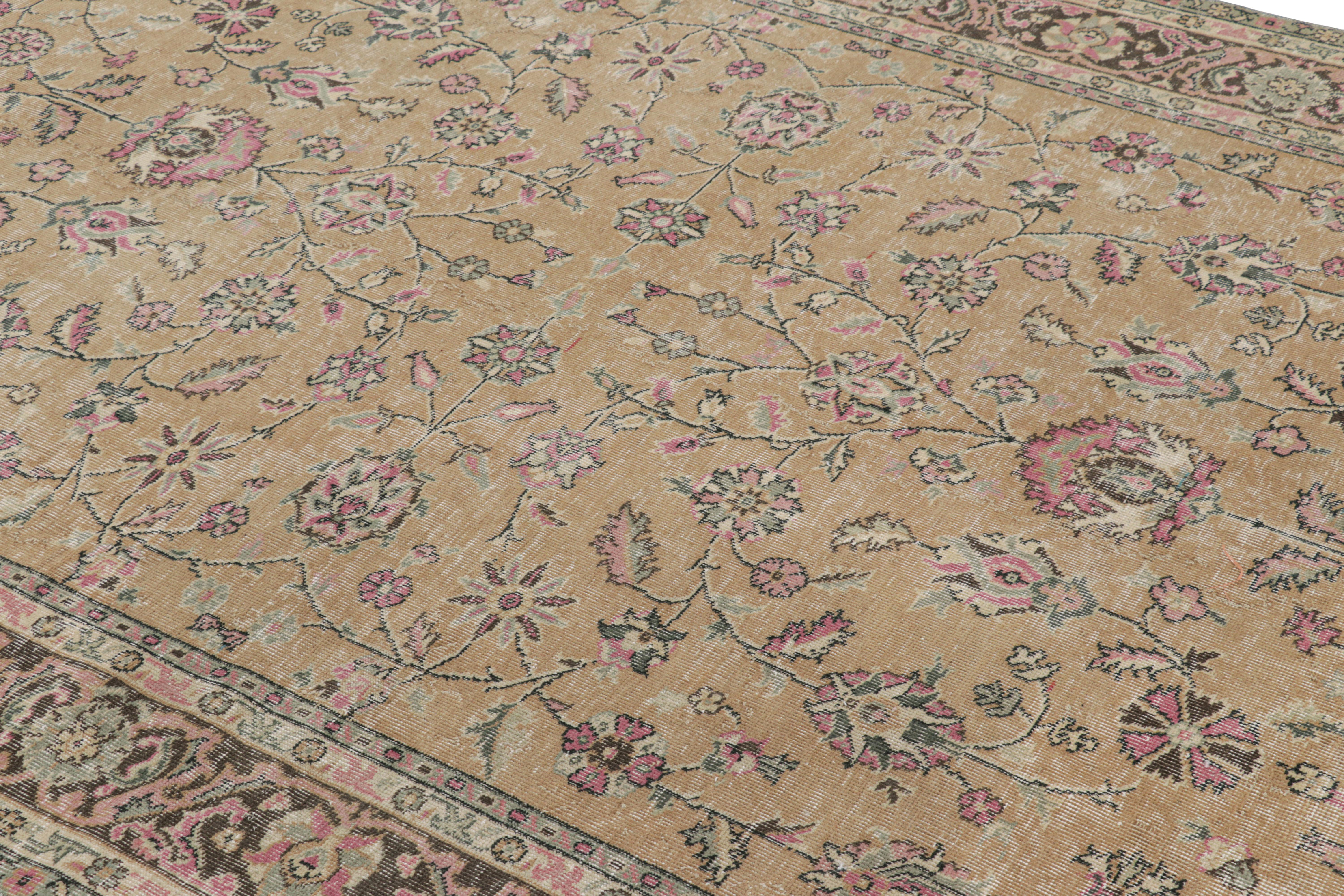Noué à la main en laine, ce tapis vintage 6x10 originaire de Turquie, vers 1950-1960, est une pièce très spéciale, présentant un design classique du milieu du siècle, léger et rafraîchissant. 

Sur le Design/One :

Les amateurs de l'artisanat