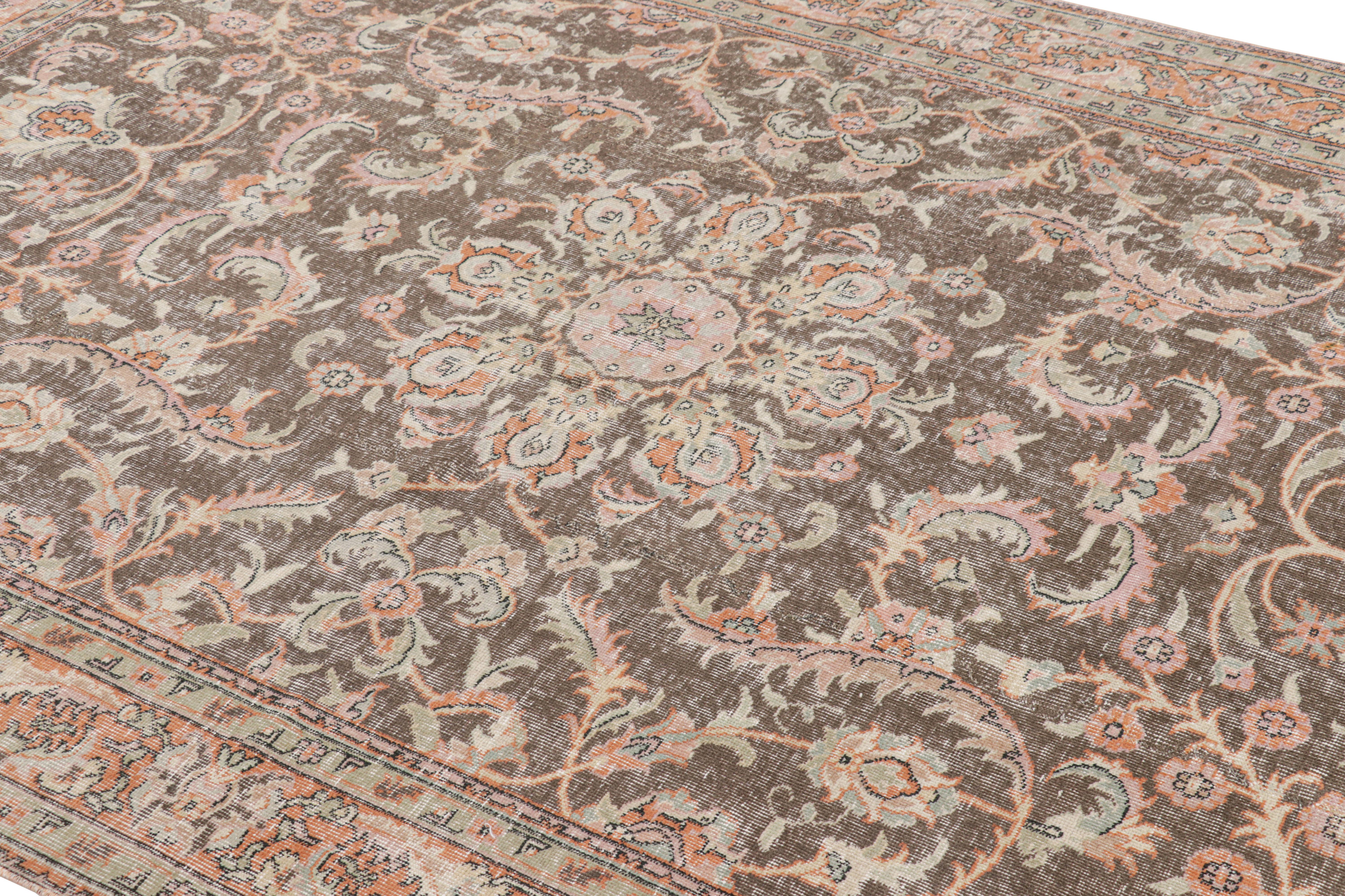 Türkischer Distressed-Teppich mit bunten Blumenmustern, von Rug & Kilim (Handgeknüpft) im Angebot