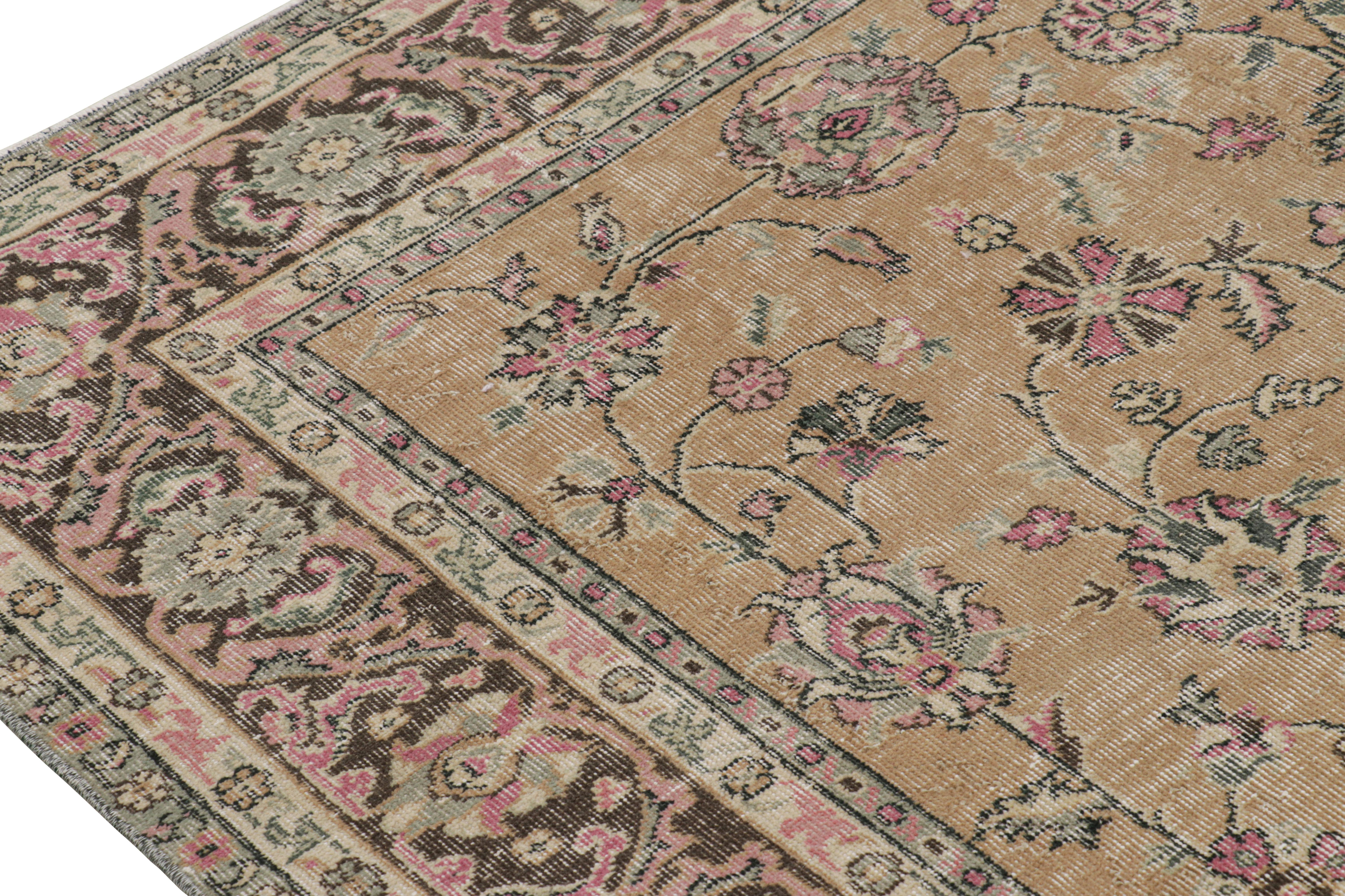 Turc Tapis turc vieilli avec motifs floraux colorés, de Rug & Kilim en vente