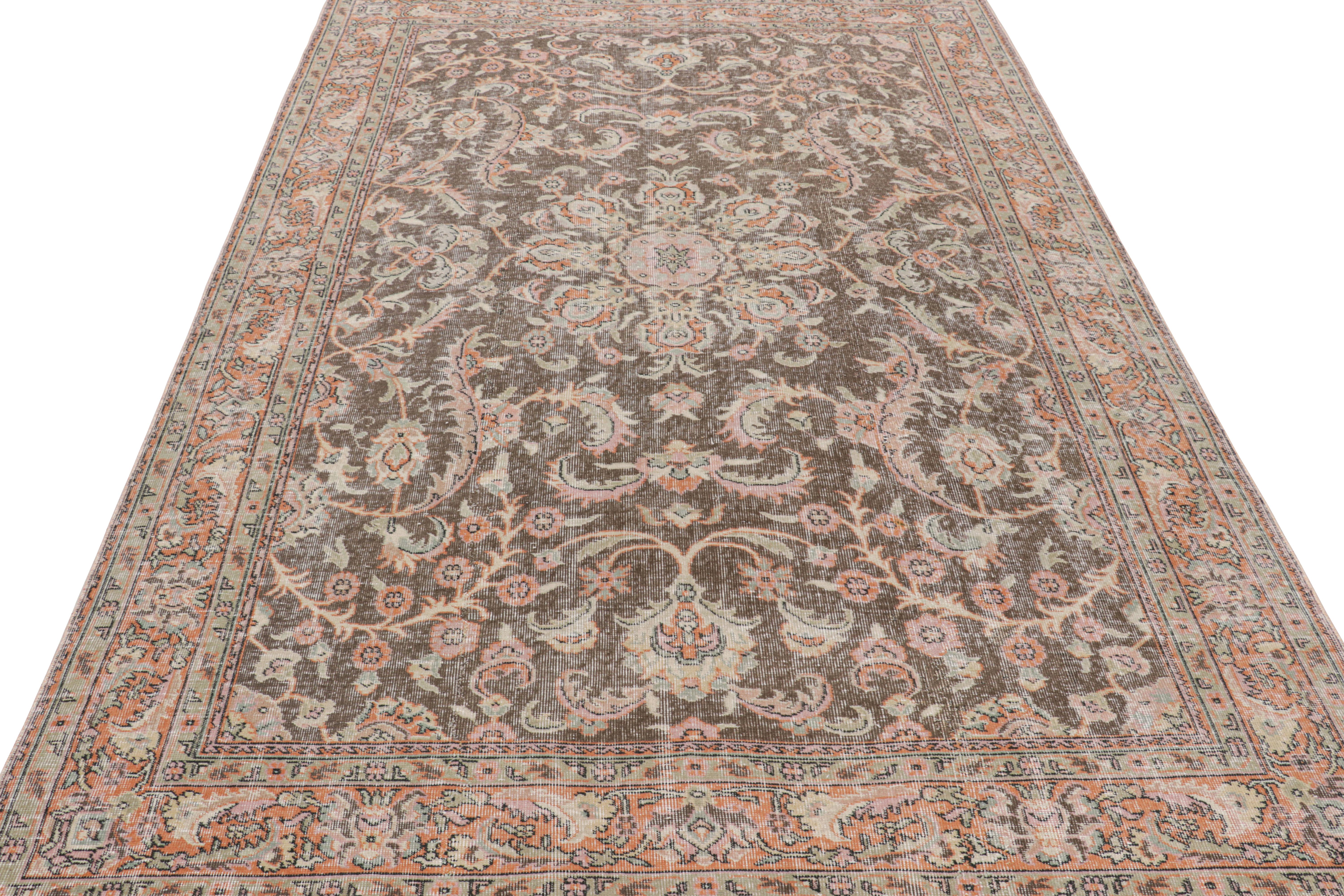 Türkischer Distressed-Teppich mit bunten Blumenmustern, von Rug & Kilim im Zustand „Gut“ im Angebot in Long Island City, NY
