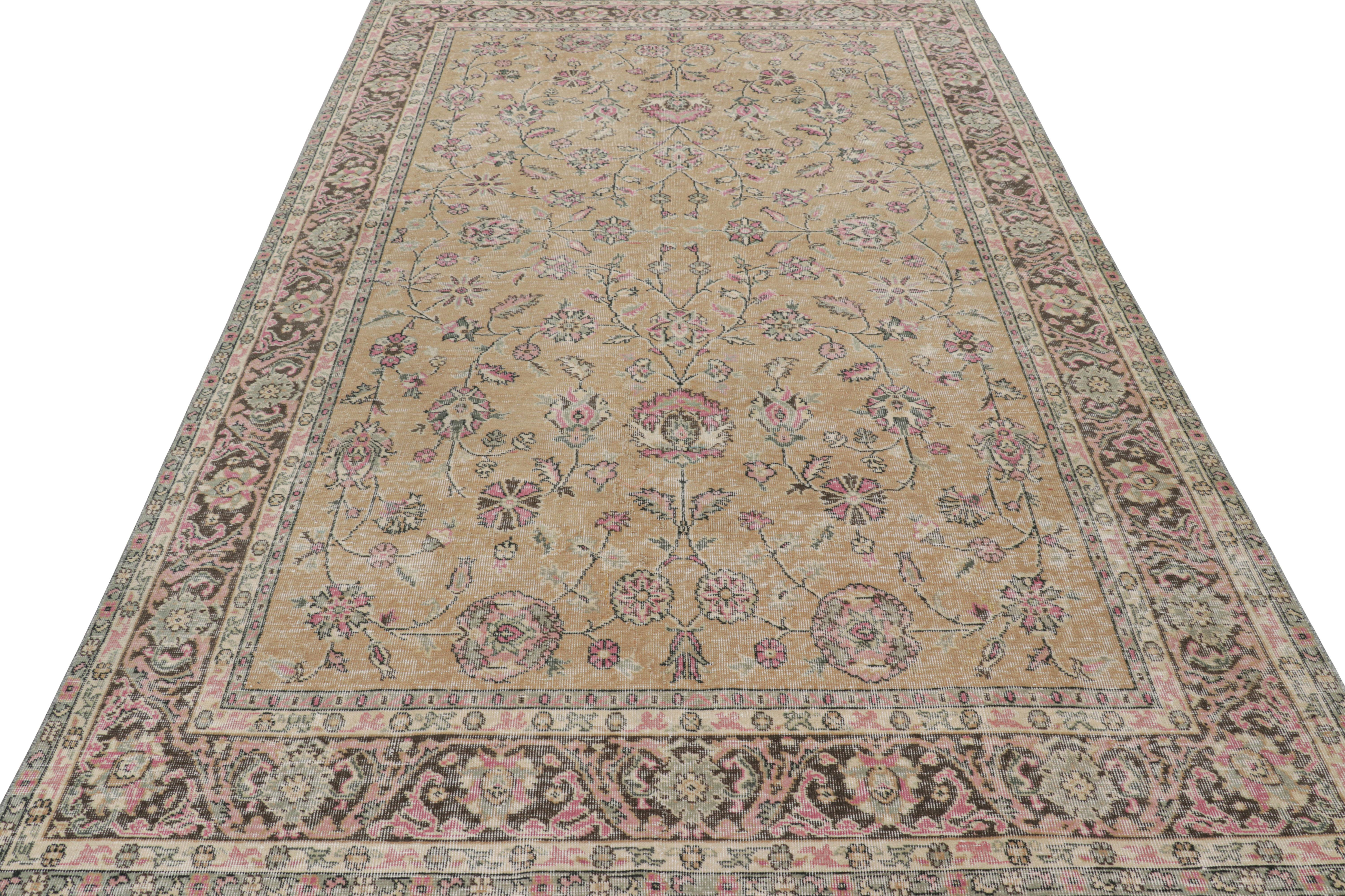 Noué à la main Tapis turc vieilli avec motifs floraux colorés, de Rug & Kilim en vente