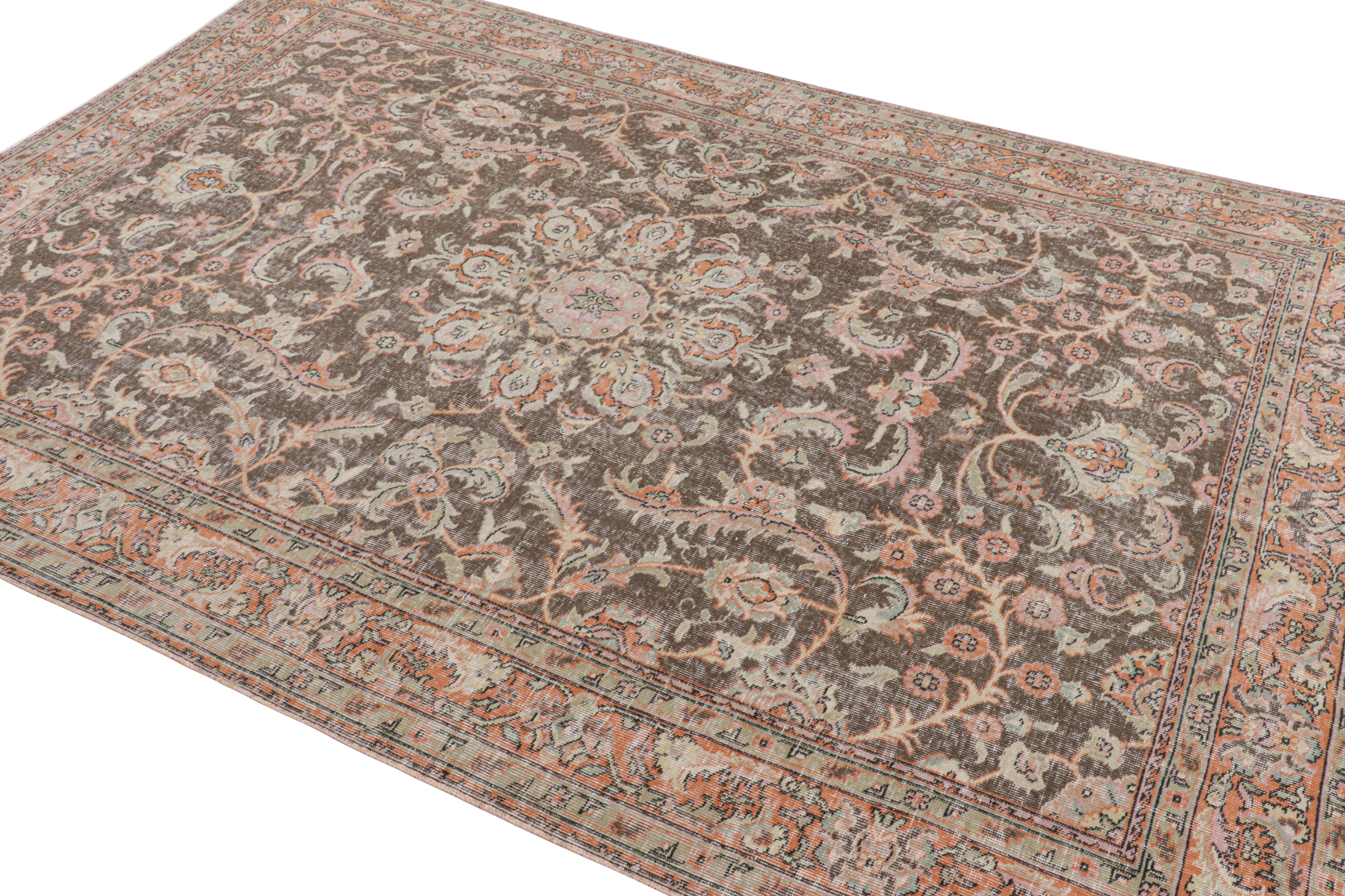 Türkischer Distressed-Teppich mit bunten Blumenmustern, von Rug & Kilim (Mitte des 20. Jahrhunderts) im Angebot