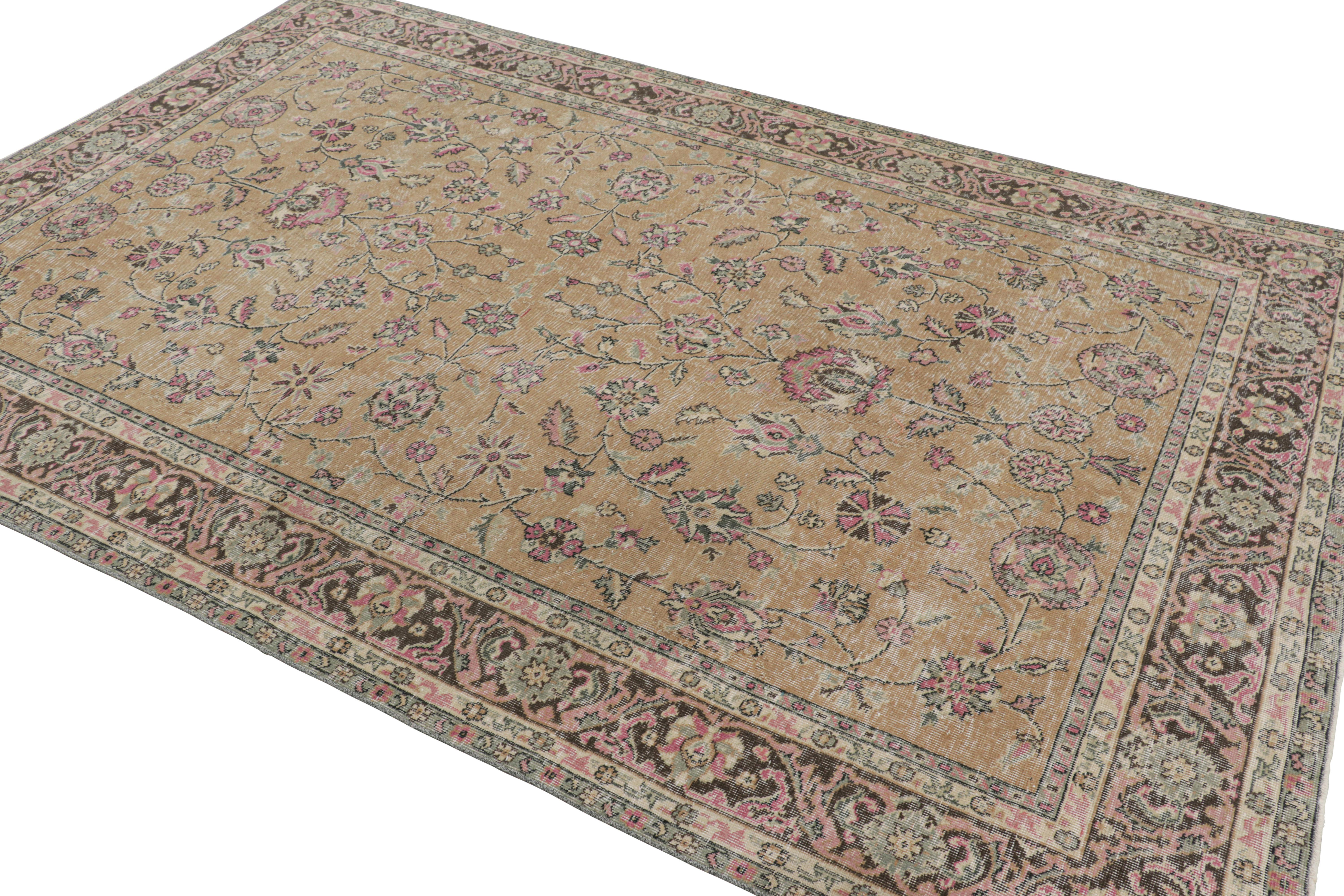 Tapis turc vieilli avec motifs floraux colorés, de Rug & Kilim Bon état - En vente à Long Island City, NY