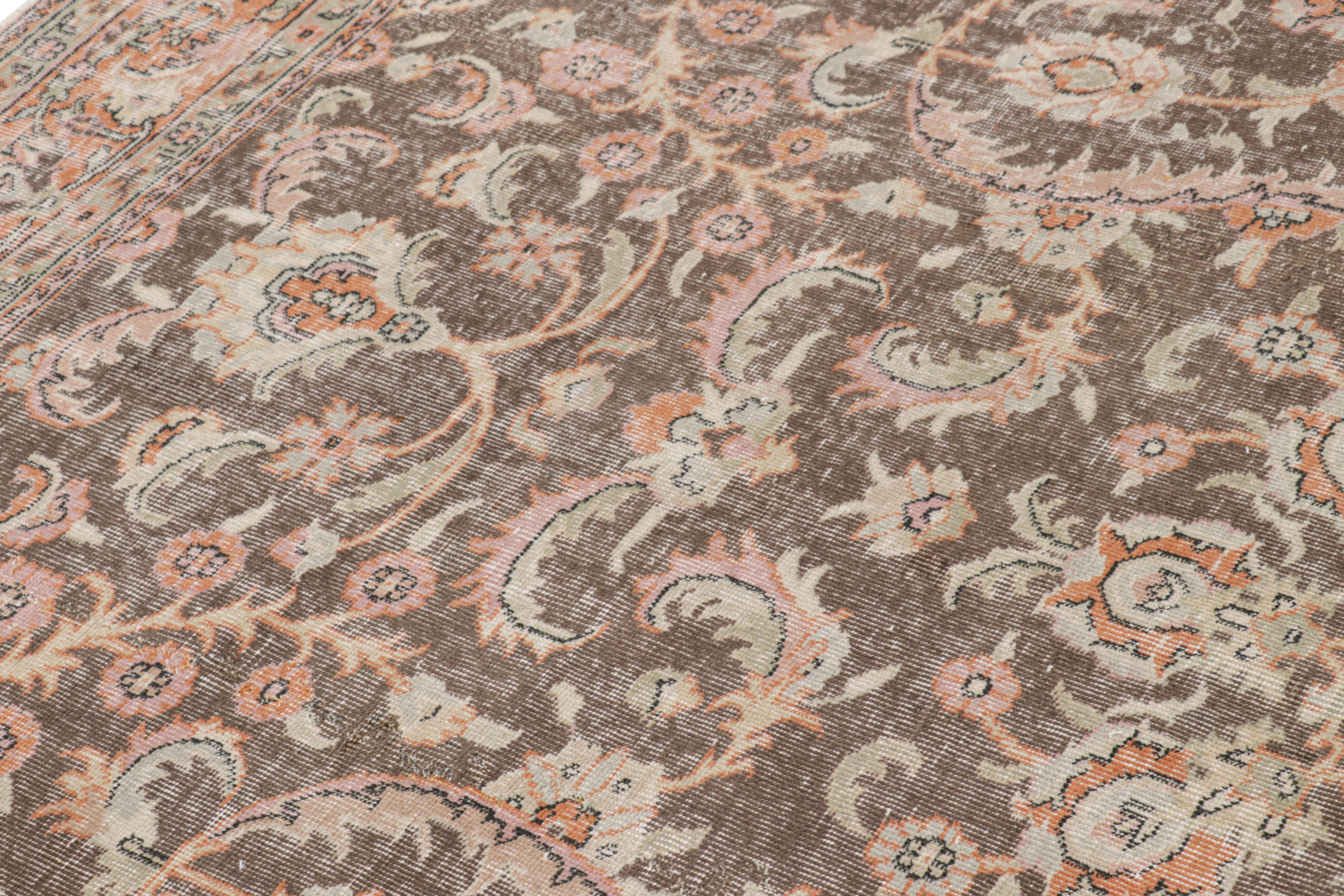 Türkischer Distressed-Teppich mit bunten Blumenmustern, von Rug & Kilim (Wolle) im Angebot