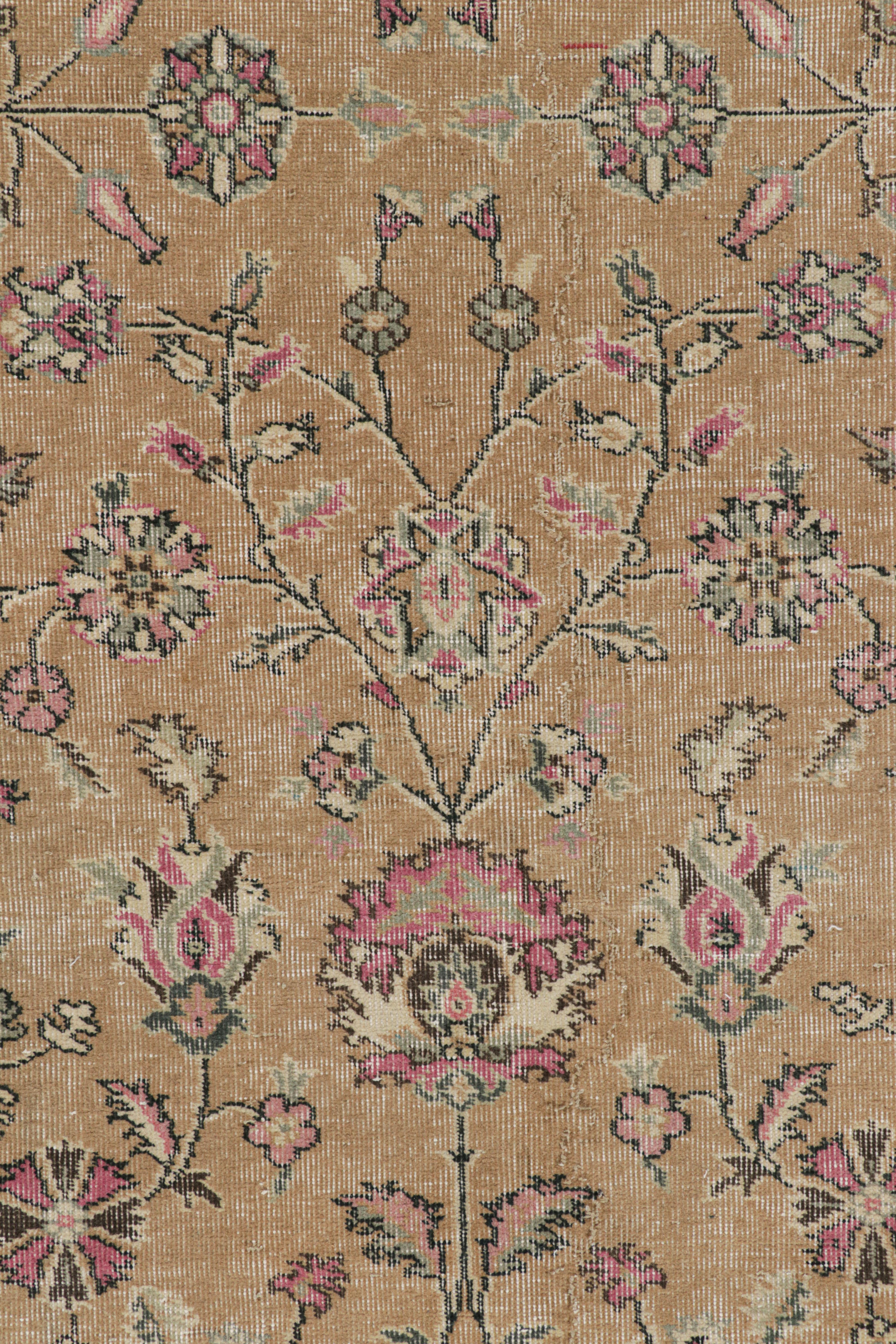 Milieu du XXe siècle Tapis turc vieilli avec motifs floraux colorés, de Rug & Kilim en vente