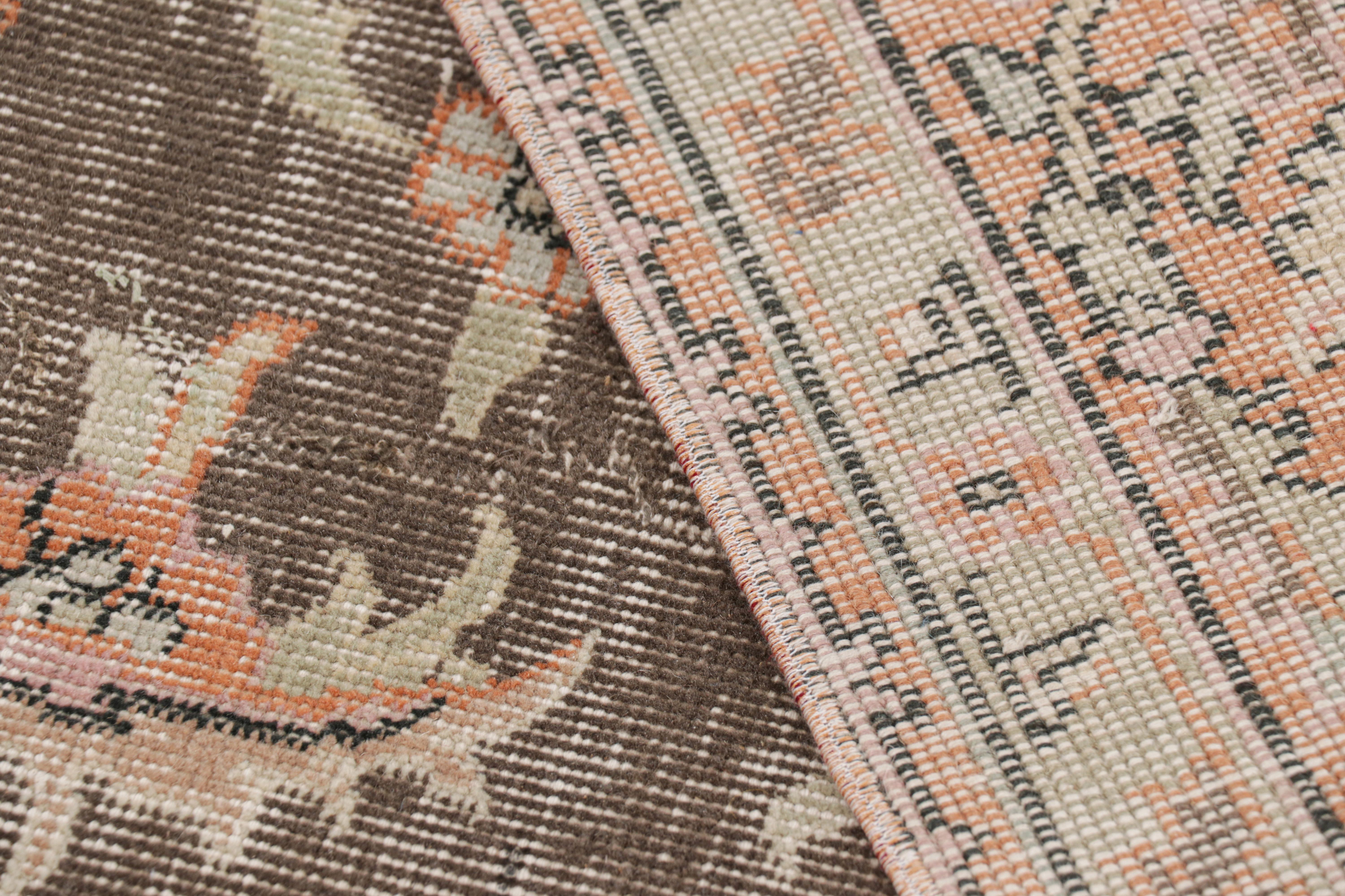 Türkischer Distressed-Teppich mit bunten Blumenmustern, von Rug & Kilim im Angebot 1