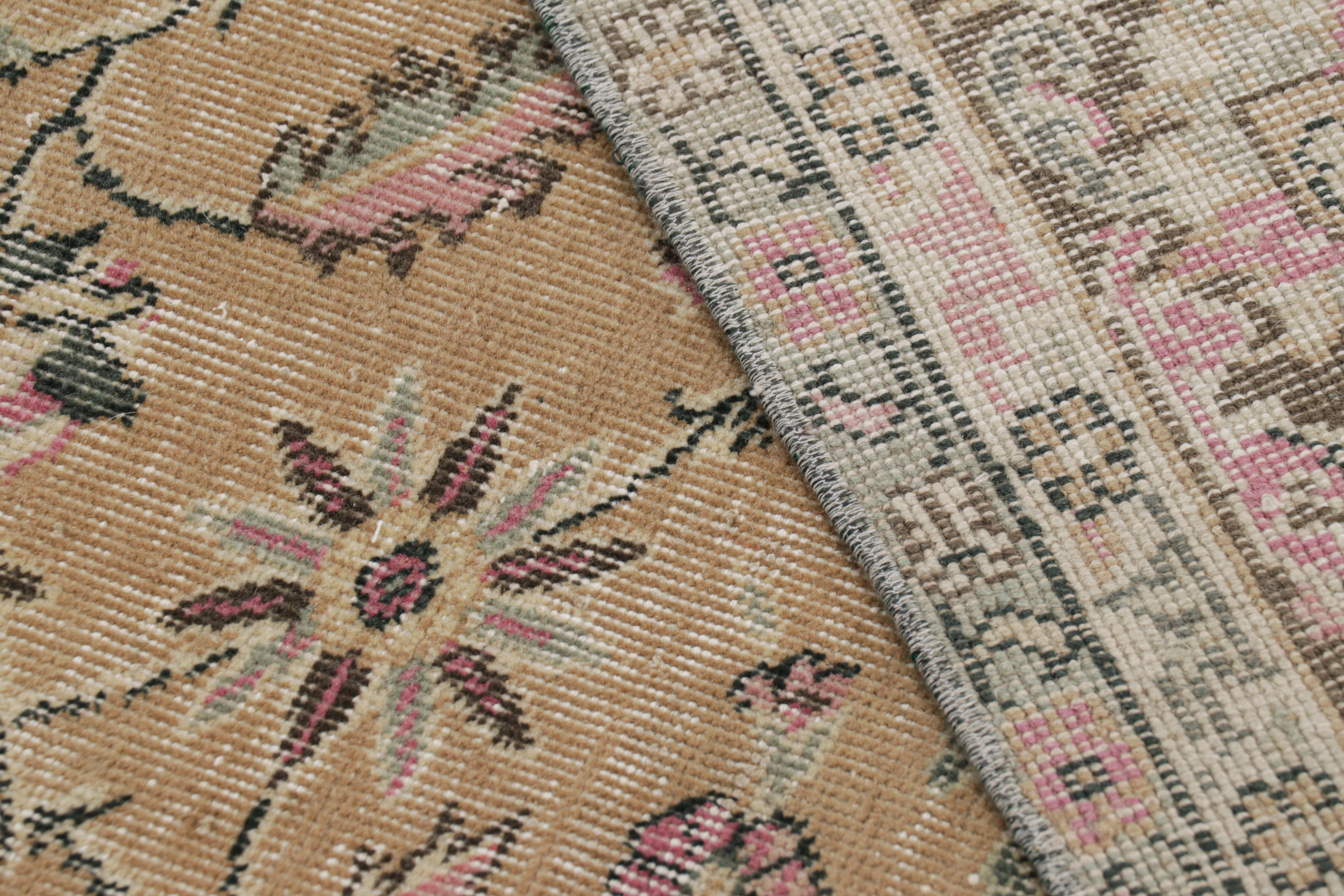 Laine Tapis turc vieilli avec motifs floraux colorés, de Rug & Kilim en vente