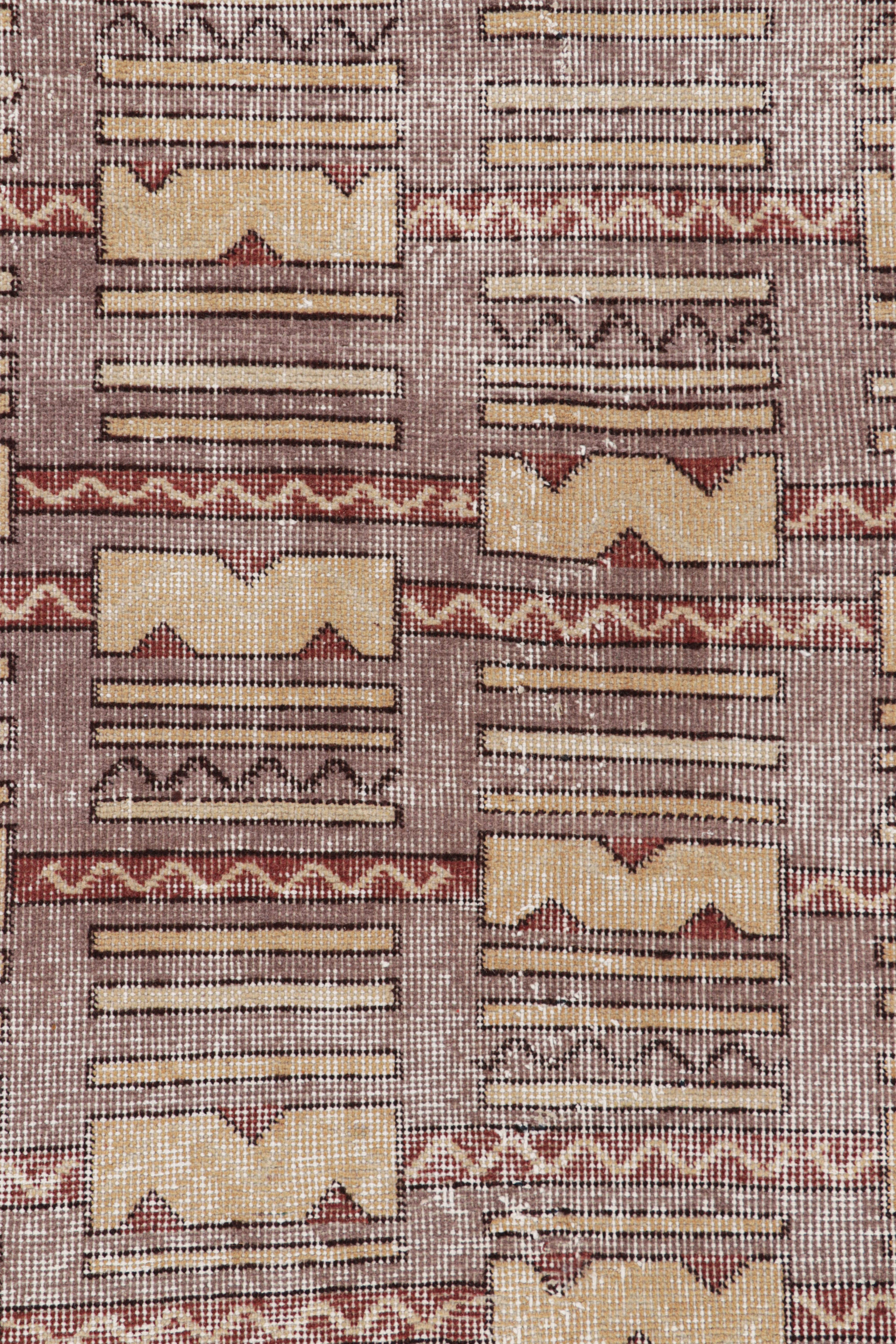 Türkischer Distressed-Teppich mit geometrischen Mustern, von Rug & Kilim (Handgeknüpft) im Angebot