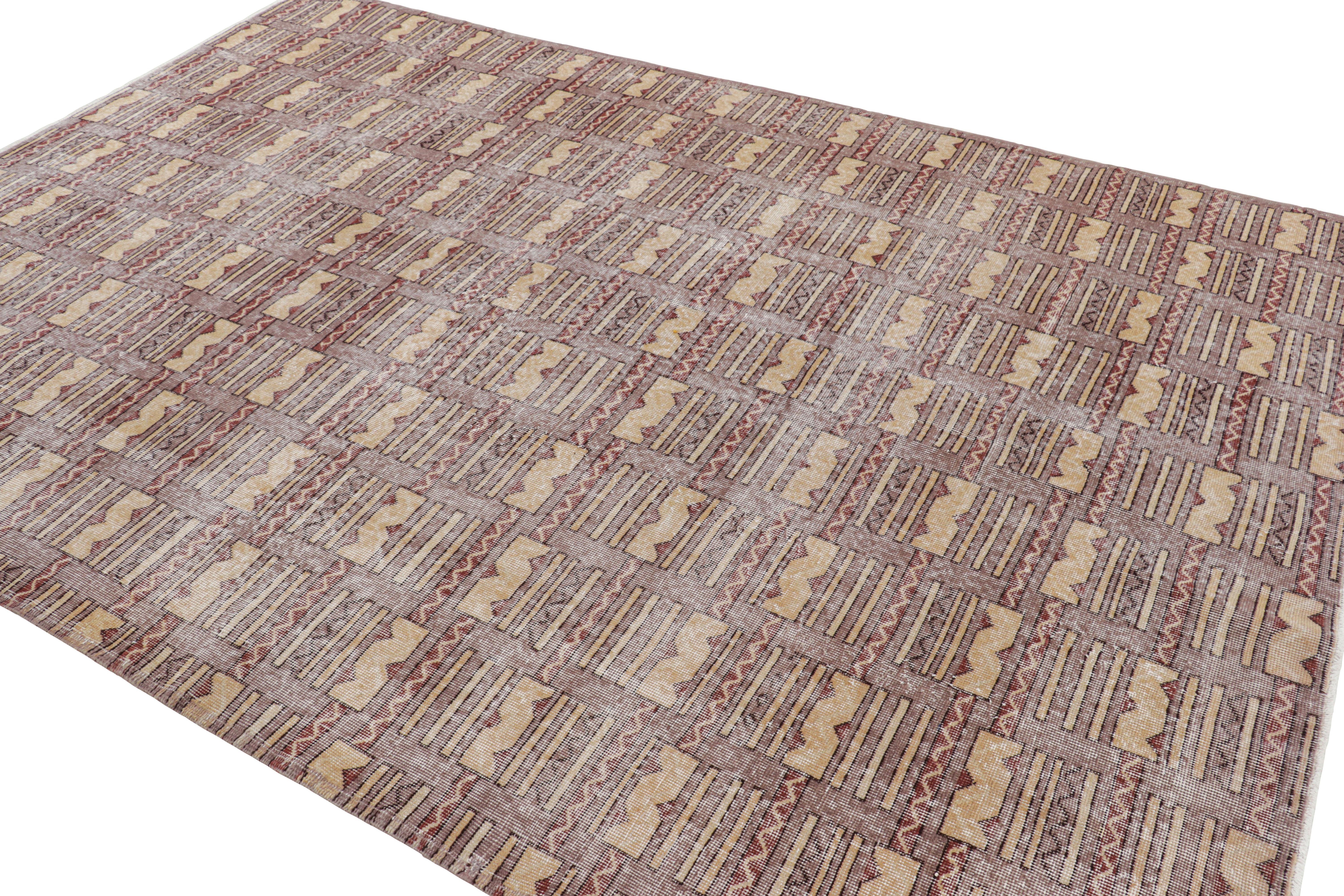 Türkischer Distressed-Teppich mit geometrischen Mustern, von Rug & Kilim im Zustand „Gut“ im Angebot in Long Island City, NY