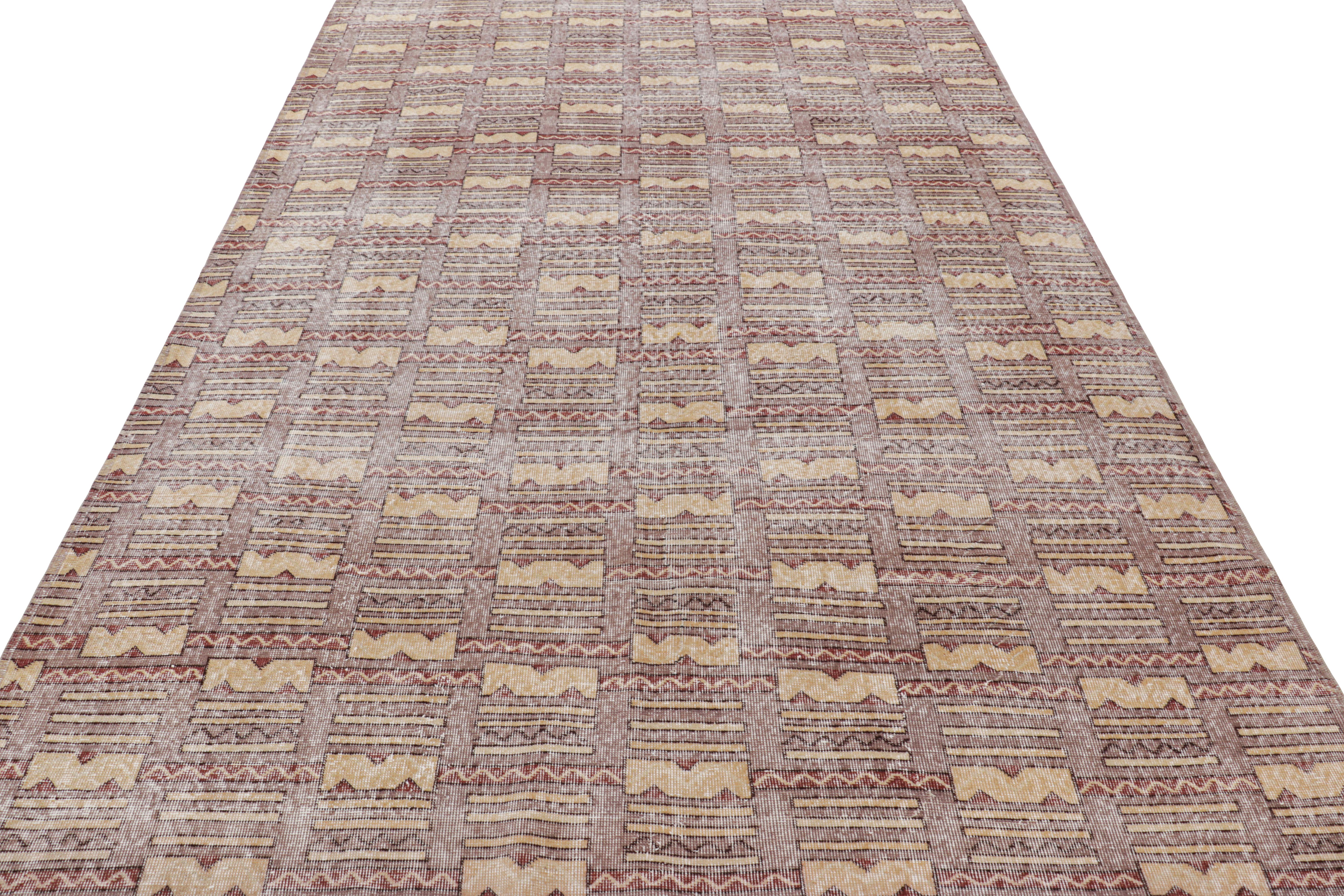 Türkischer Distressed-Teppich mit geometrischen Mustern, von Rug & Kilim (Mitte des 20. Jahrhunderts) im Angebot