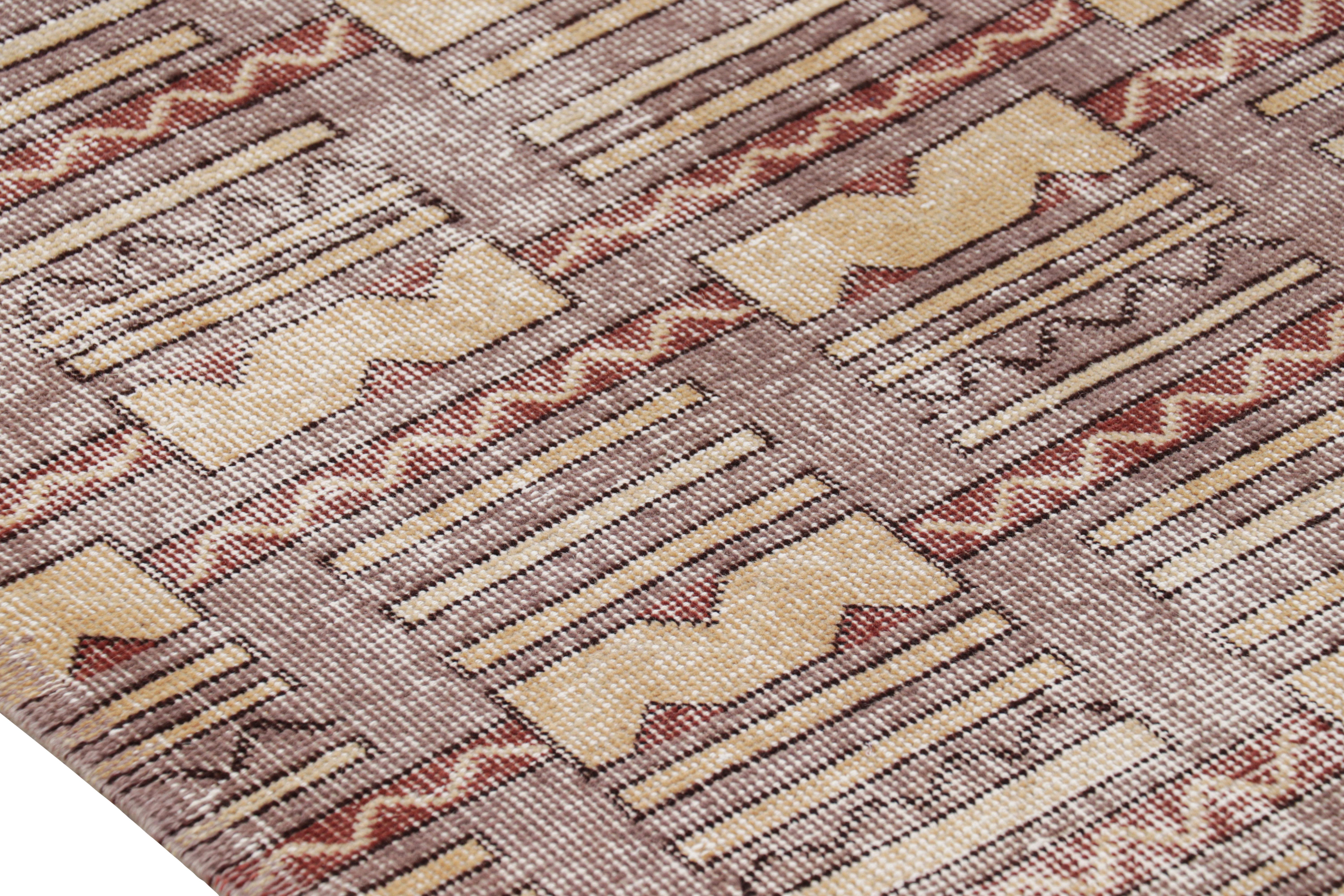 Türkischer Distressed-Teppich mit geometrischen Mustern, von Rug & Kilim (Wolle) im Angebot