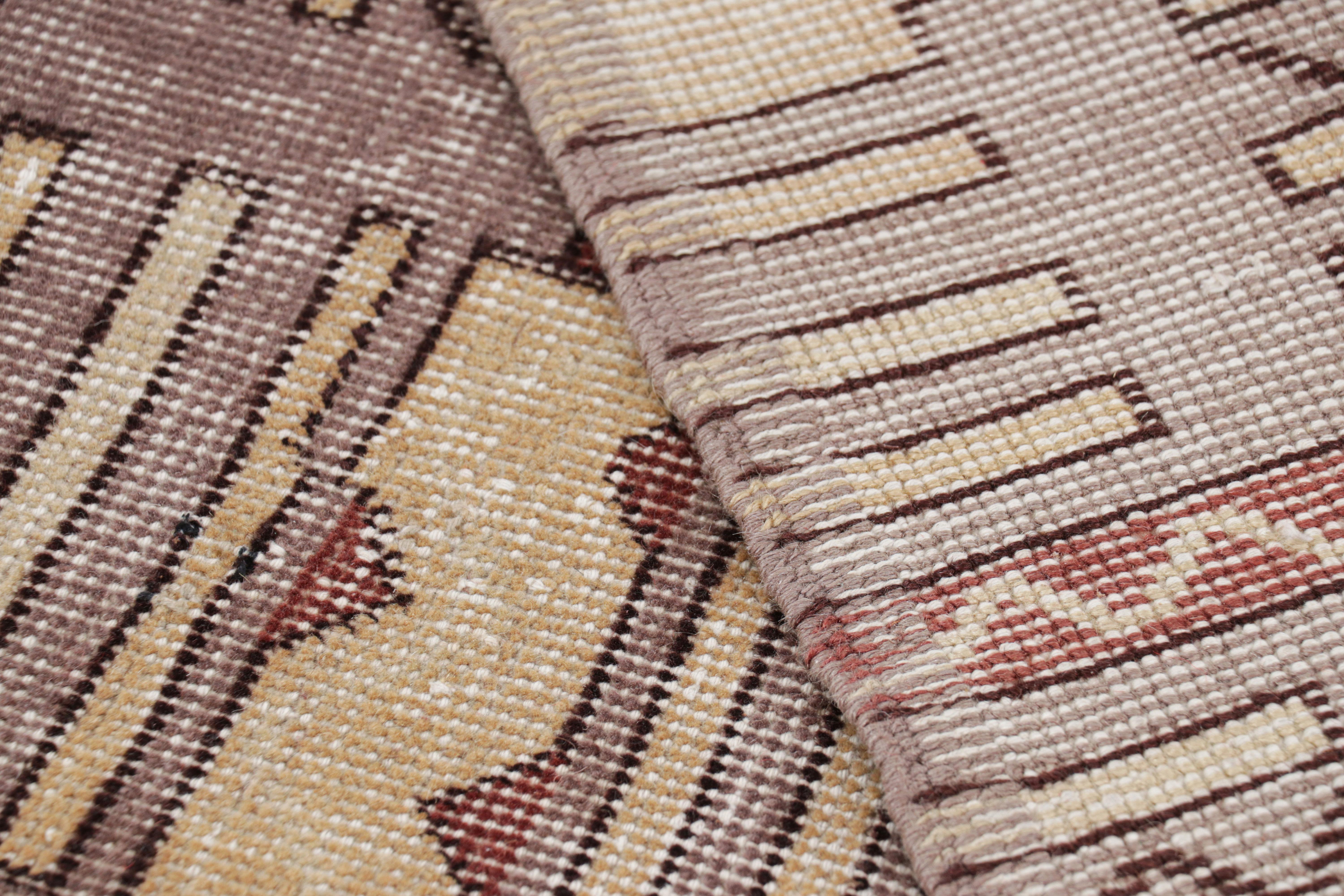 Türkischer Distressed-Teppich mit geometrischen Mustern, von Rug & Kilim im Angebot 1