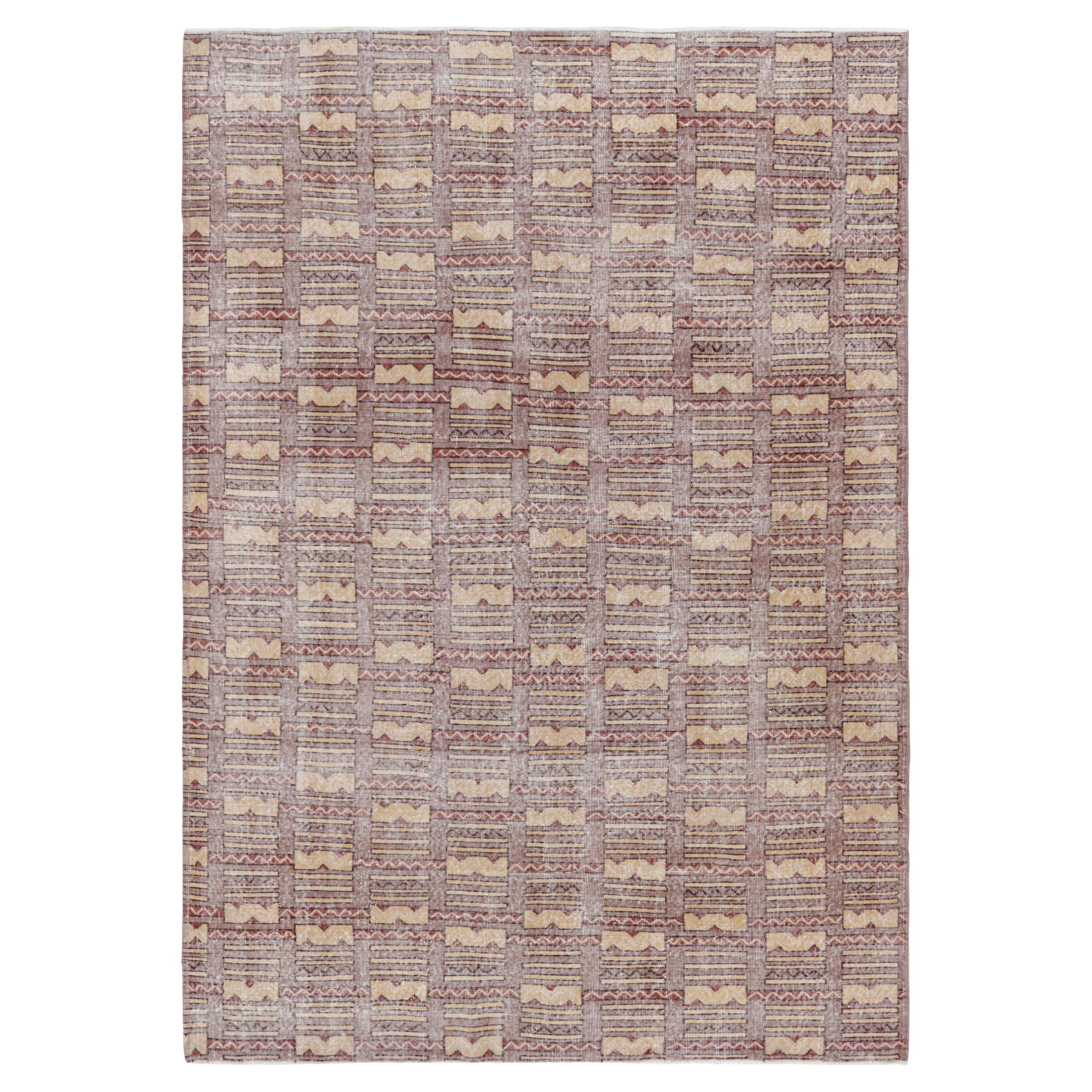 Türkischer Distressed-Teppich mit geometrischen Mustern, von Rug & Kilim im Angebot