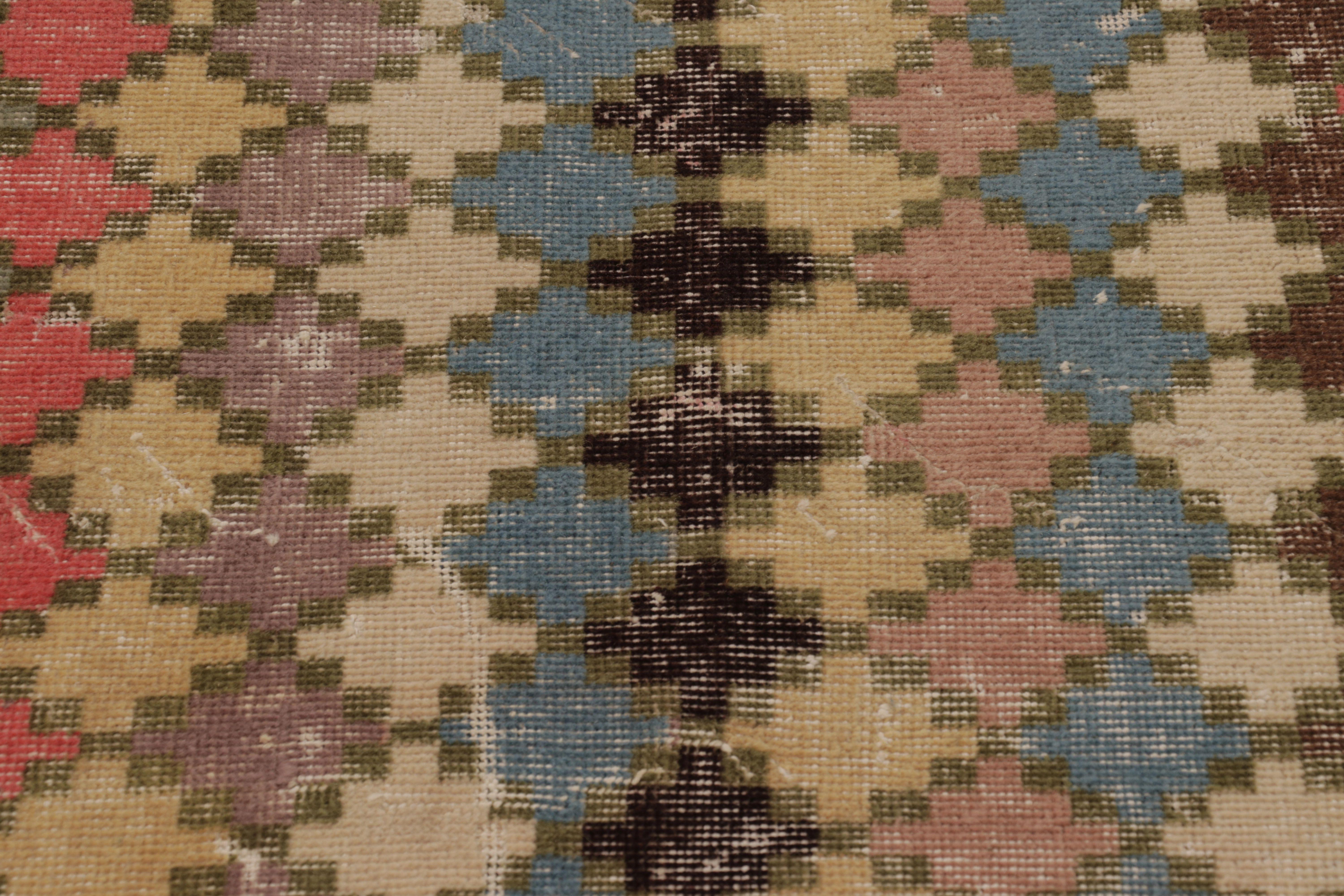 Dieser aus handgeknüpfter Wolle gefertigte 3x5-Vintage-Teppich aus der Zeit um 1960-1970 ist ein aufregendes neues Stück in der Kollektion von Rug & Kilim, die türkische Teppiche aus der Mitte des Jahrhunderts umfasst. 

Über das