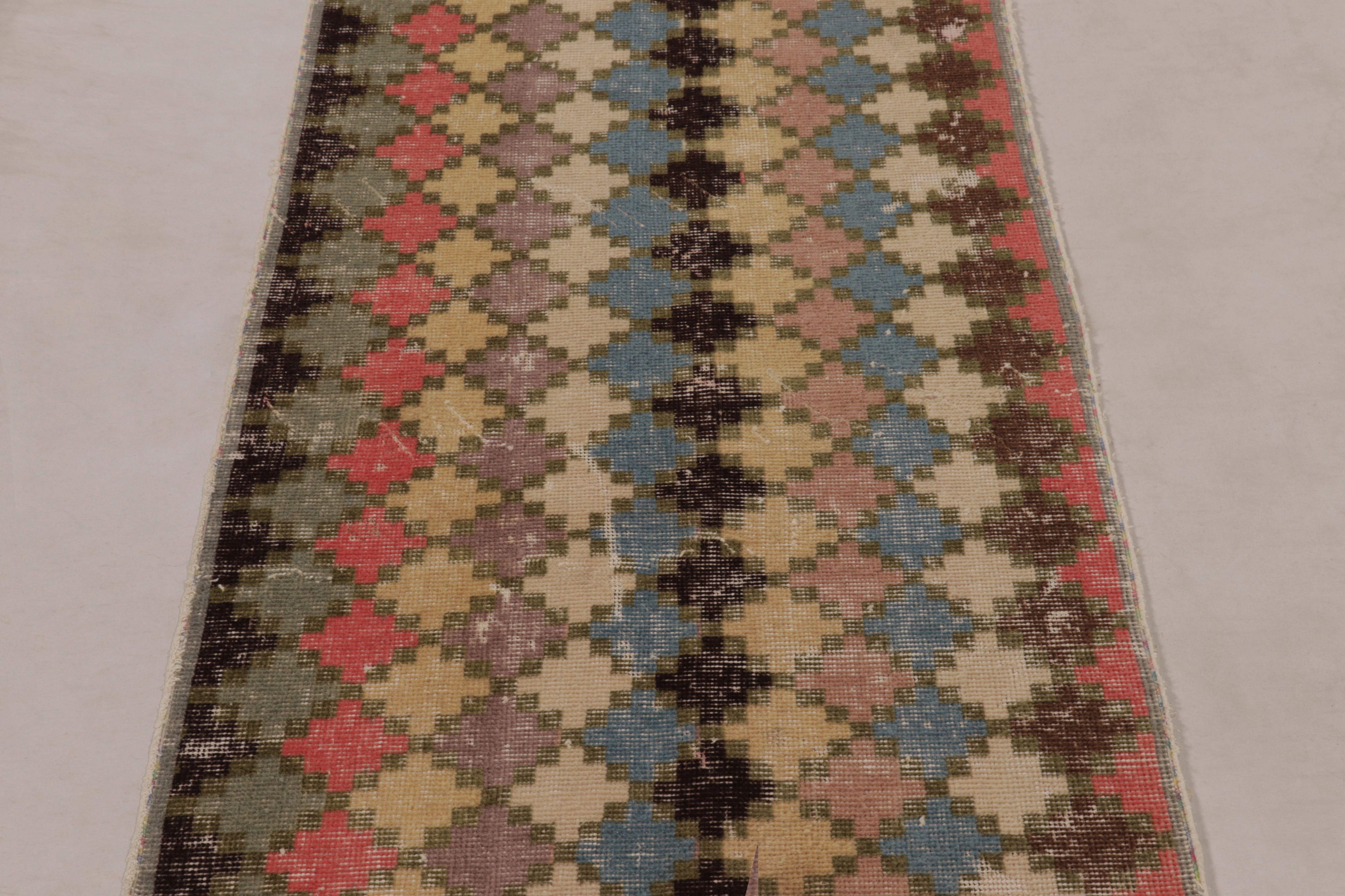 Türkischer Vintage-Teppich mit polychromen Rautenmustern - Rug & Kilim im Zustand „Gut“ im Angebot in Long Island City, NY