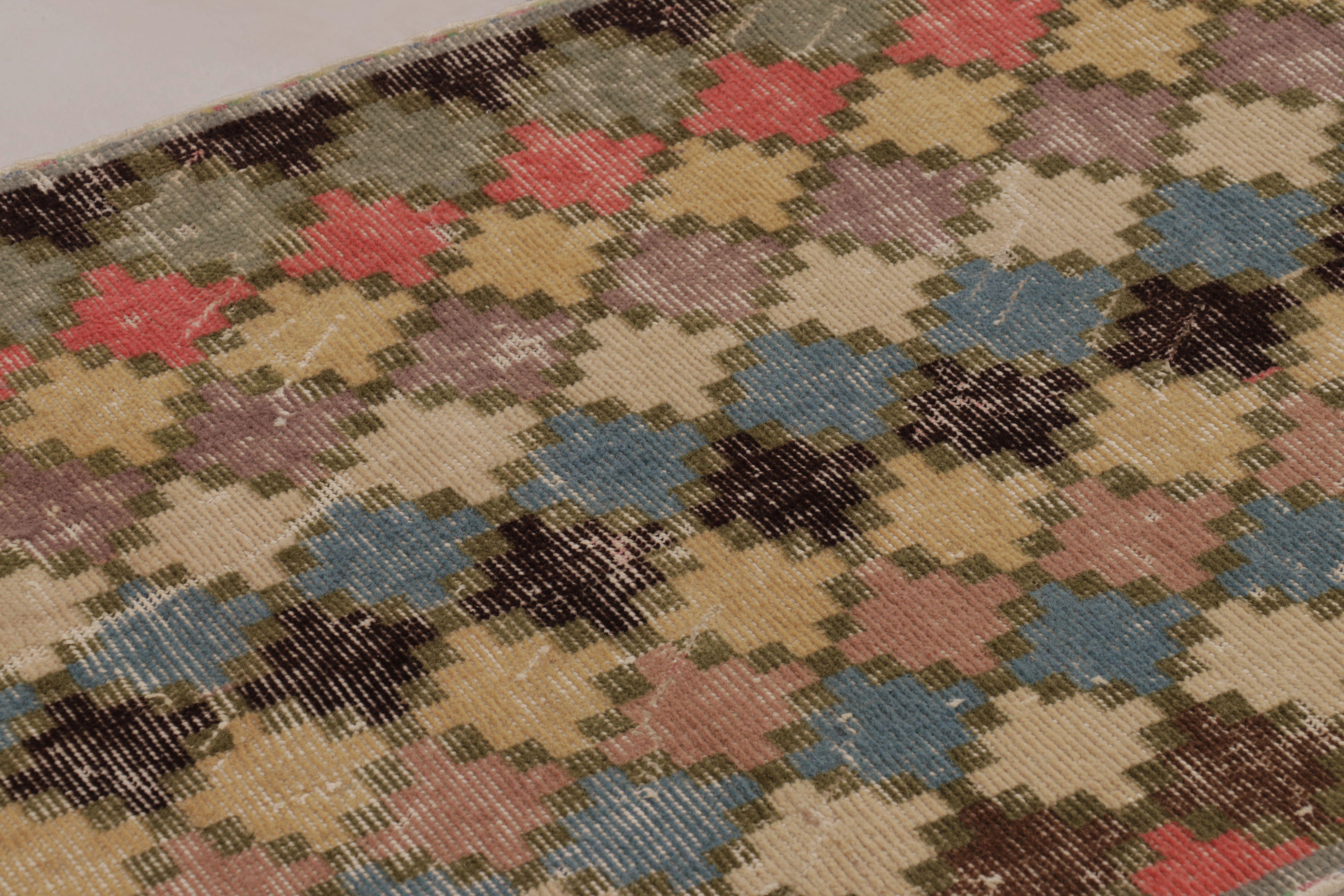 Türkischer Vintage-Teppich mit polychromen Rautenmustern - Rug & Kilim im Angebot 1