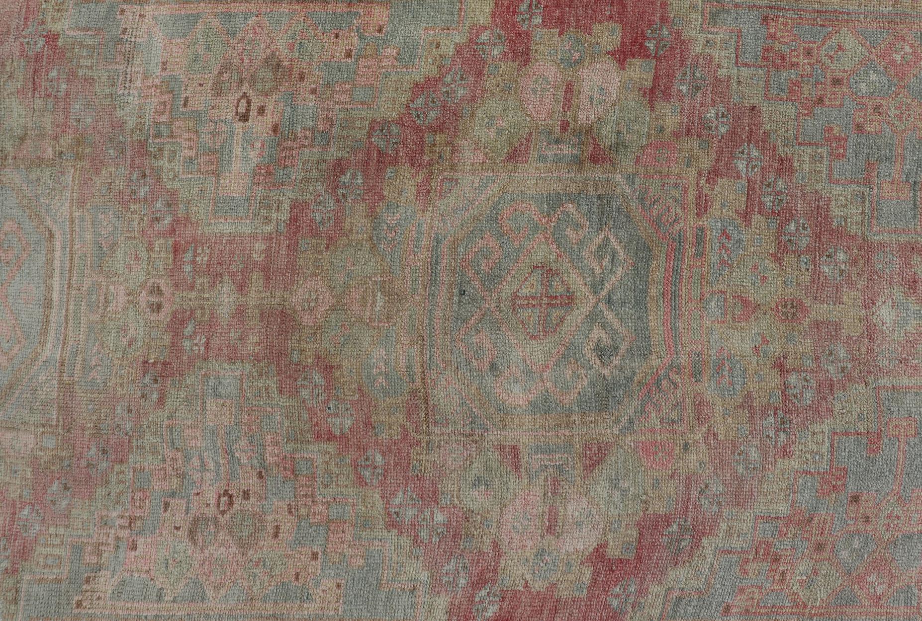 Medidas: 4'5 x 8'0 
Oushak turco vintage de doble medallón en tonos tierra neutros con rosa suave. País de origen: Turquía; Tipo: Oushak; Diseño: Medallón, Medallón Diamante; Keivan Woven Arts; alfombra TU-MTU-4669. 

Caracterizada por una