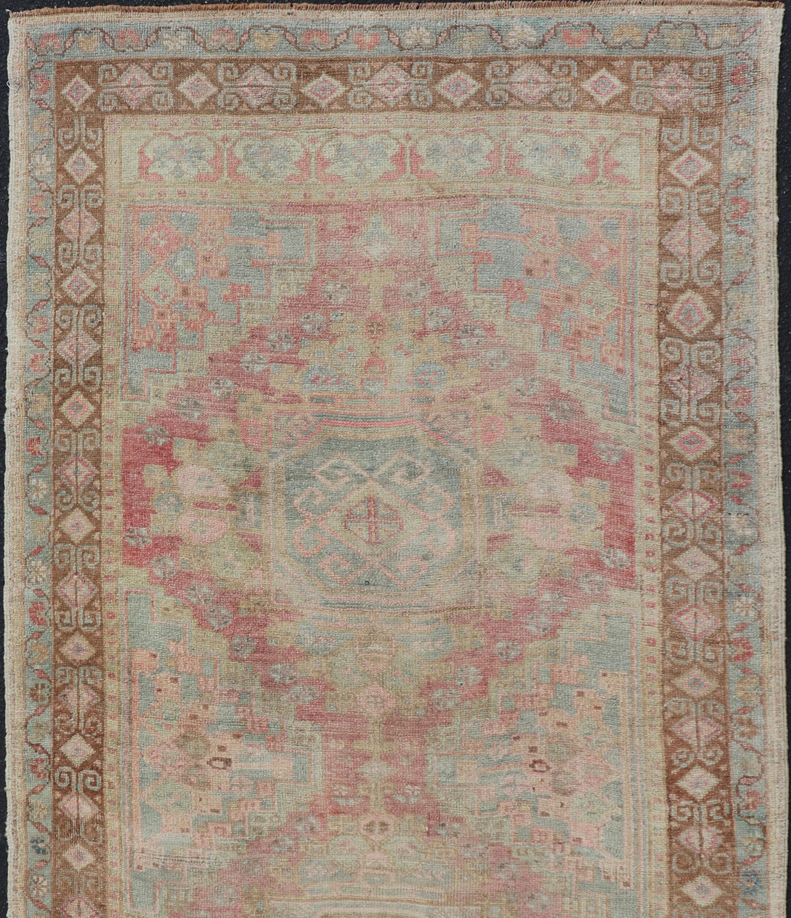 Oushak turco vintage de doble medallón en tonos tierra neutros 4'5 x 8'0 en Bueno estado para la venta en Atlanta, GA