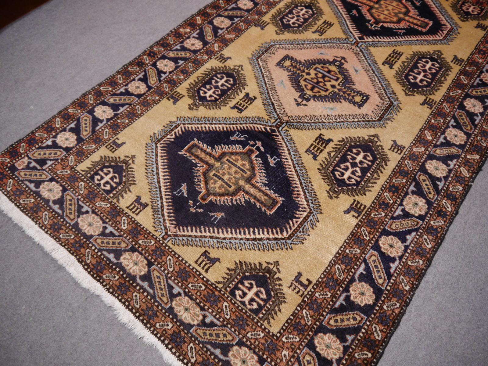 Türkischer Ost anatolischer Teppich (Stammeskunst) im Angebot