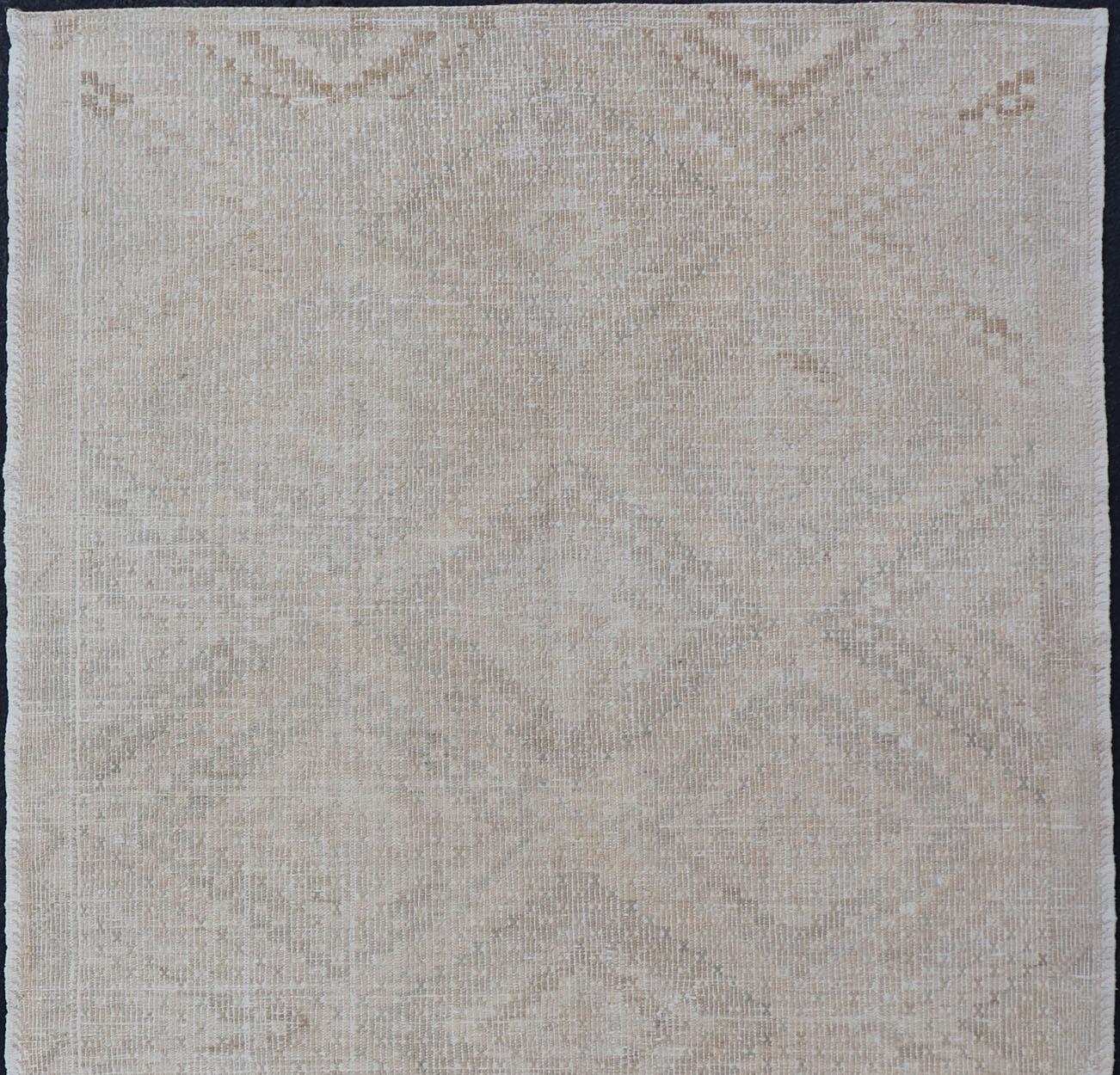Geometrischer Kilim-Teppich aus der Türkei in neutralen, gedeckten Tönen, Keivan Woven Arts Teppich/EN-1031, Herkunftsland / Typ: Türkei / Kelim, um 1940.

Dieser einzigartige Kelim aus der Mitte des Jahrhunderts mit seinem schönen geometrischen