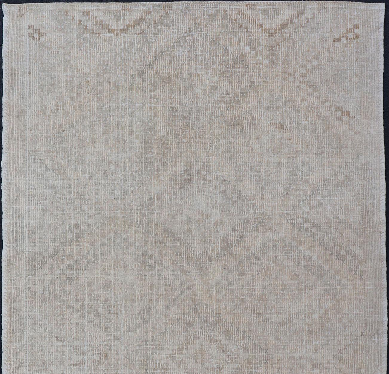 Tapis Kilim vintage de Turquie au design géométrique dans des tons neutres et sourds, tapis Keivan Woven Arts/EN-1031, pays d'origine / type : Turquie / Kilim, vers 1940.

Doté d'un magnifique motif géométrique rendu dans des tons de couleurs