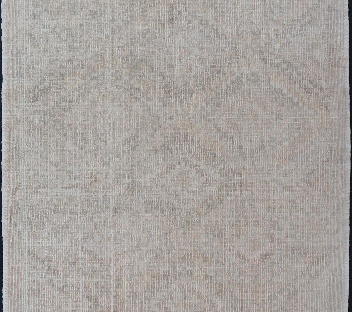 Türkischer bestickter Flachgewebe-Teppich mit schwarzem Diamantmuster, Vintage (Kelim) im Angebot