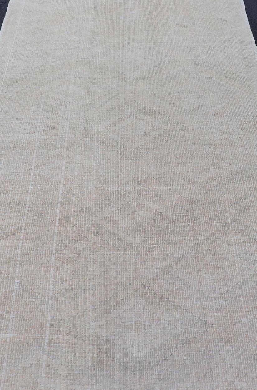 Türkischer bestickter Flachgewebe-Teppich mit schwarzem Diamantmuster, Vintage im Zustand „Gut“ im Angebot in Atlanta, GA