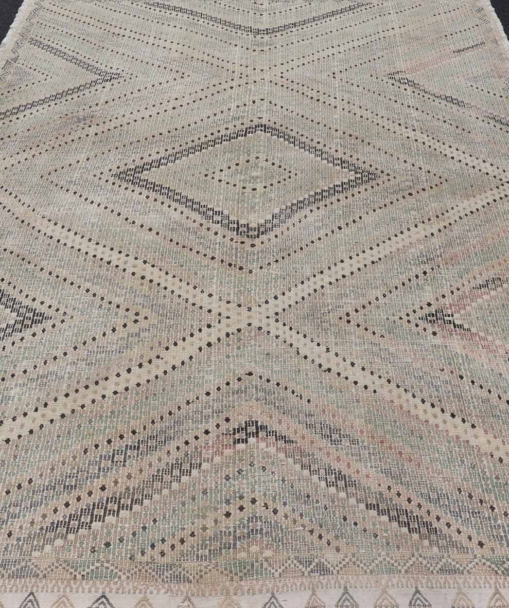 Türkischer bestickter Flachgewebe-Teppich mit geometrischem Design im Angebot 6