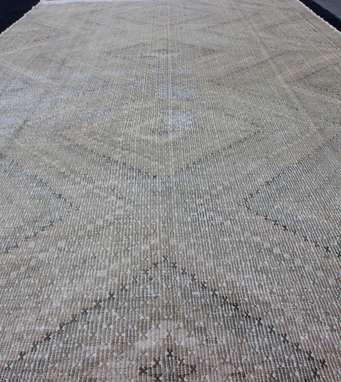 Türkischer bestickter Flachgewebeteppich mit geometrischem Muster in neutralen Tönen 4