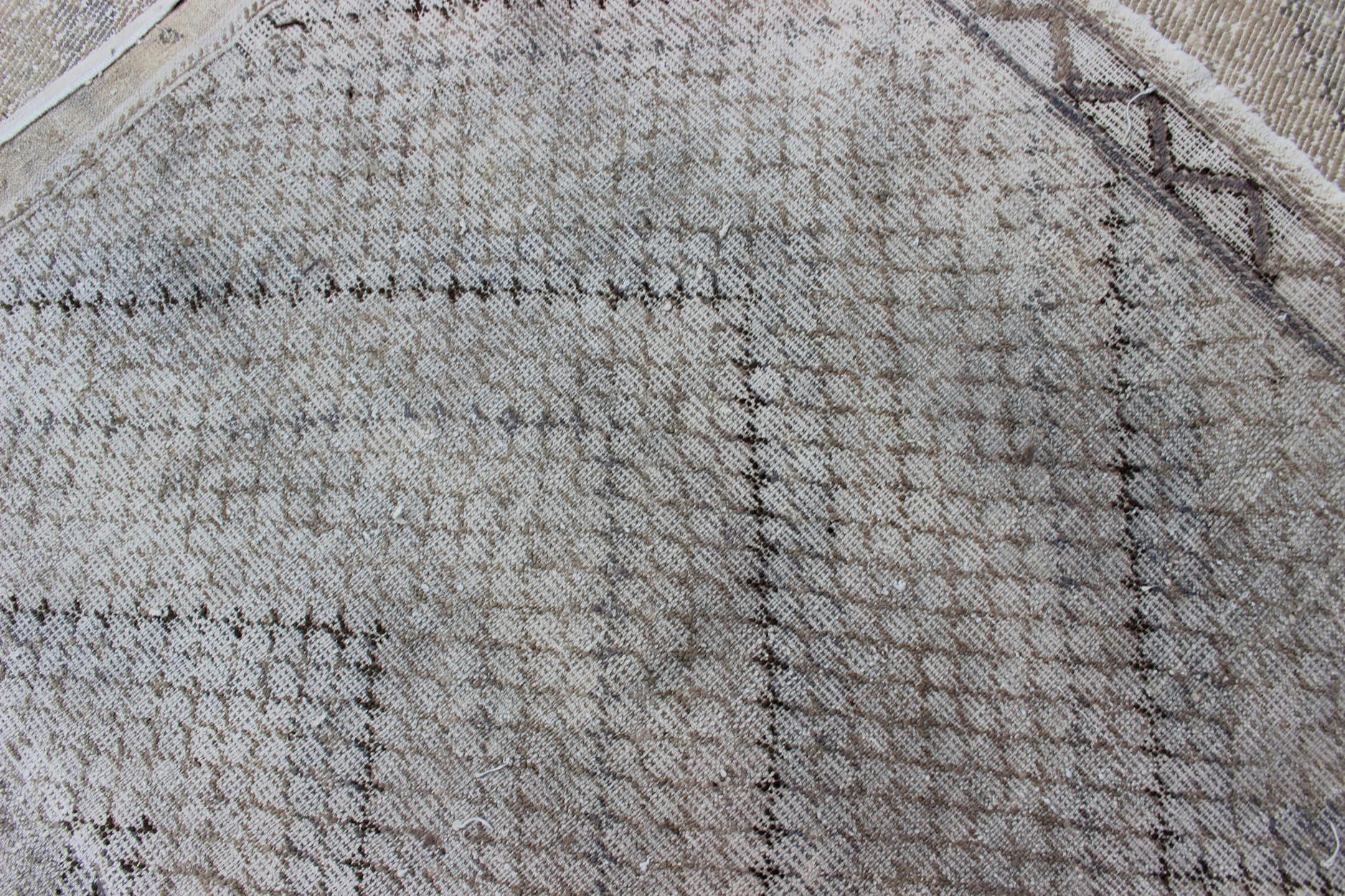 Türkischer bestickter Flachgewebeteppich mit geometrischem Muster in neutralen Tönen 5